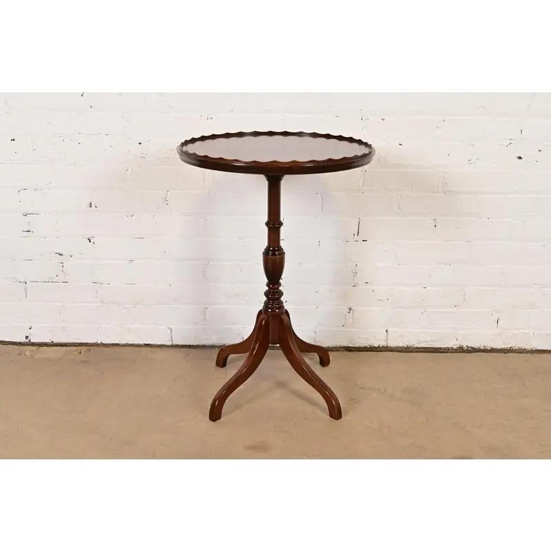 Uno splendido tavolino da tè o tavolino occasionale con piedistallo in stile georgiano o Chippendale

Alla maniera di Baker Furniture

USA, circa metà del XX secolo

Mogano intagliato, con bordi smerlati.

Misure: 18,25 