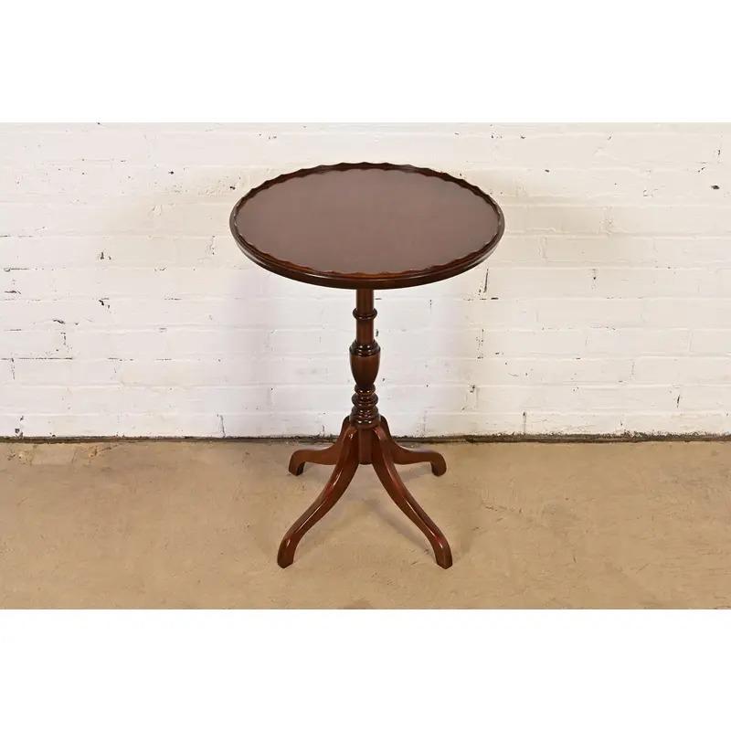 Chippendale Tavolo da tè con piedistallo in mogano intagliato in stile georgiano di Baker Furniture in vendita