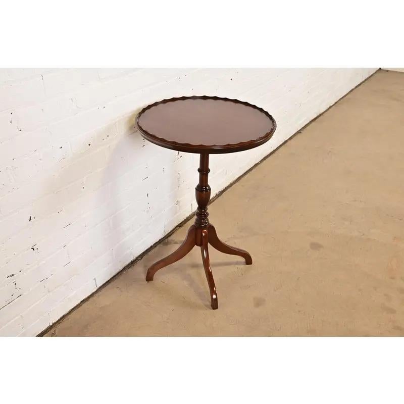 Tavolo da tè con piedistallo in mogano intagliato in stile georgiano di Baker Furniture In condizioni buone in vendita a South Bend, IN