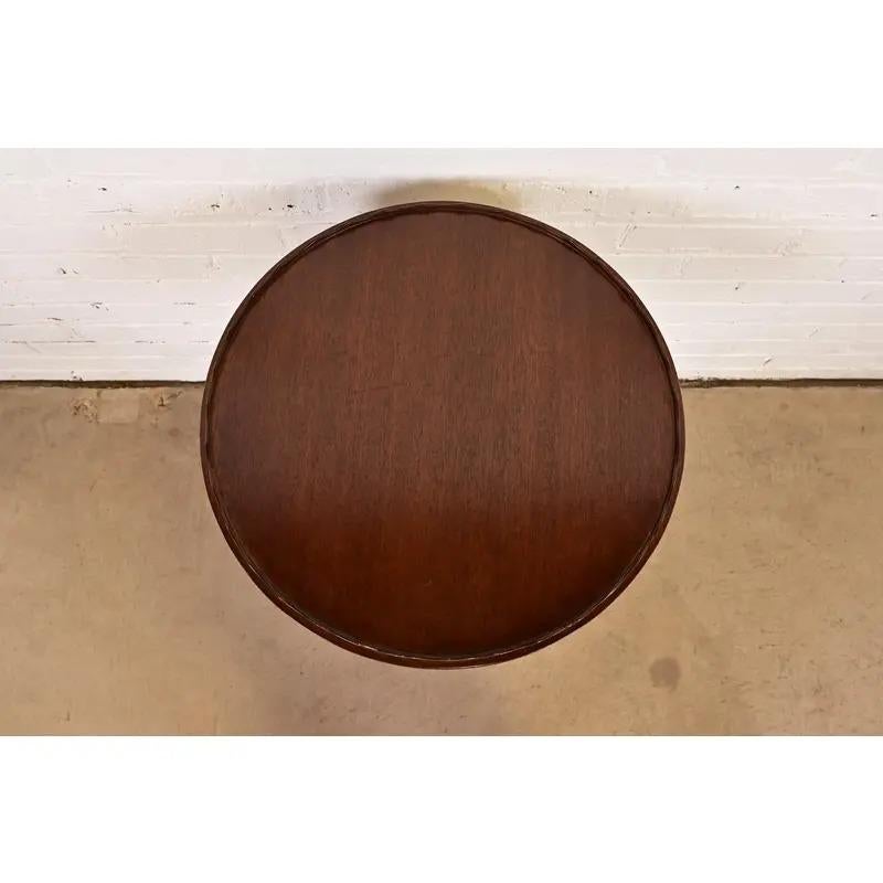 XX secolo Tavolo da tè con piedistallo in mogano intagliato in stile georgiano di Baker Furniture in vendita