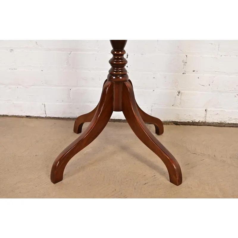 Tavolo da tè con piedistallo in mogano intagliato in stile georgiano di Baker Furniture in vendita 1
