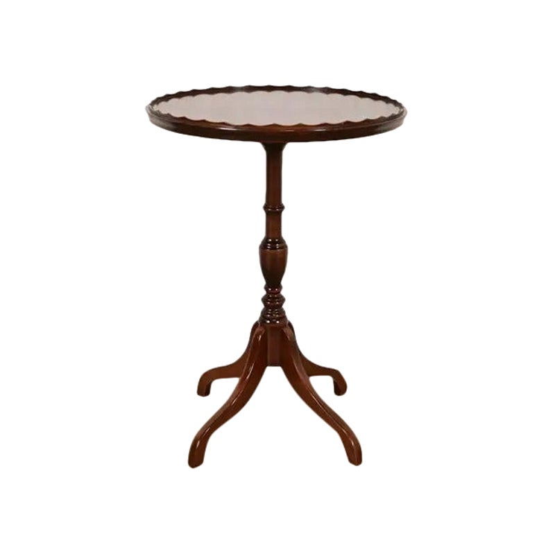 Tavolo da tè con piedistallo in mogano intagliato in stile georgiano di Baker Furniture in vendita