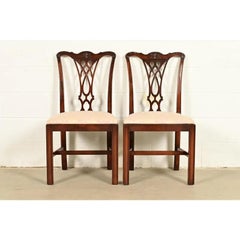 Baker Furniture Style Georgian geschnitzte Mahagoni Beistellstühle, Paar