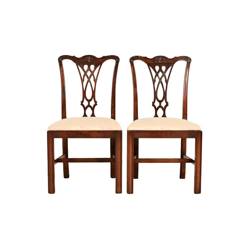 Baker Furniture Style Georgian geschnitzte Mahagoni Beistellstühle, Paar