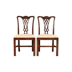 Baker Furniture Style Georgian geschnitzte Mahagoni Beistellstühle, Paar