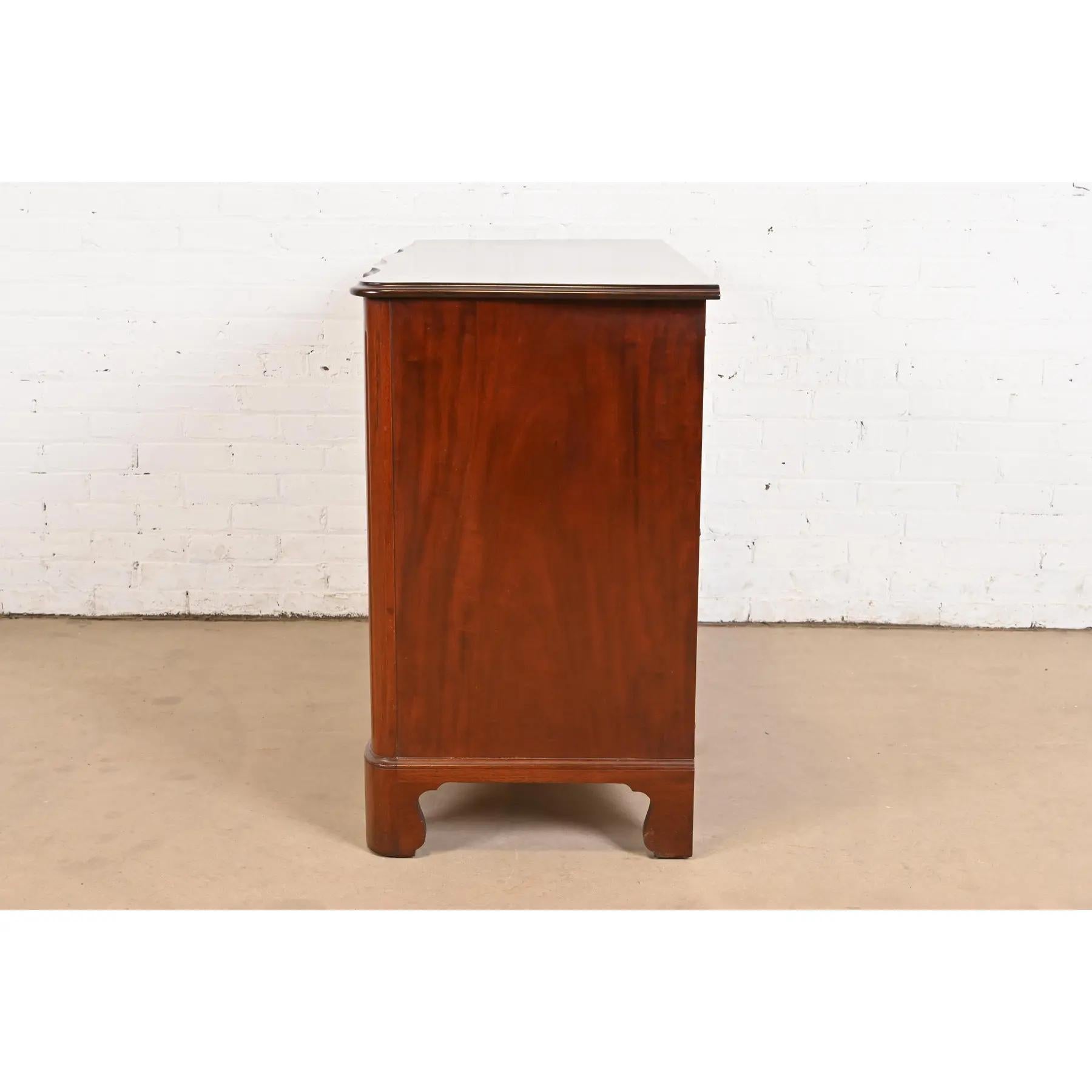 Georgianische geschnitzte Kommode aus massivem Mahagoni im Baker Furniture-Stil im Angebot 5