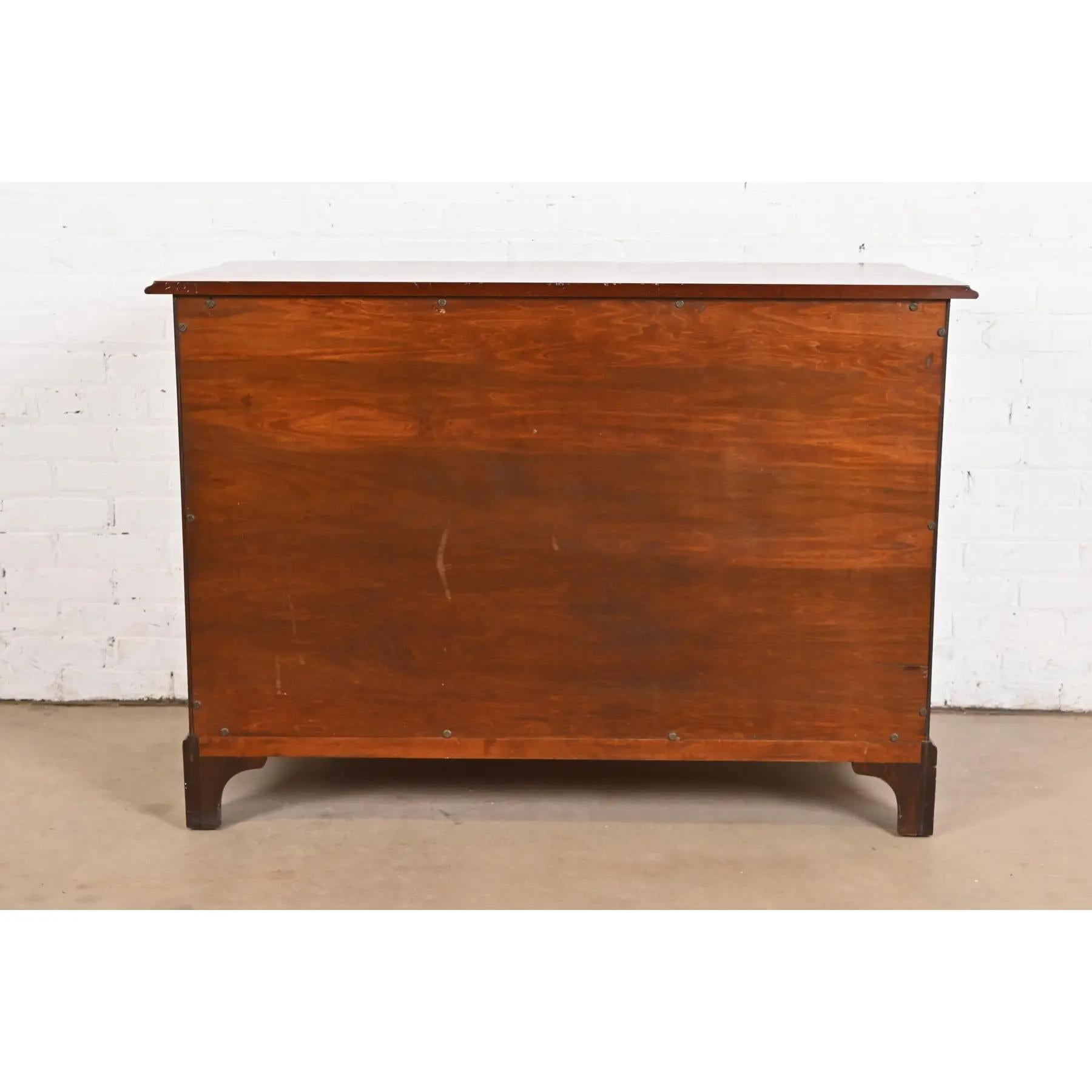Georgianische geschnitzte Kommode aus massivem Mahagoni im Baker Furniture-Stil im Angebot 6