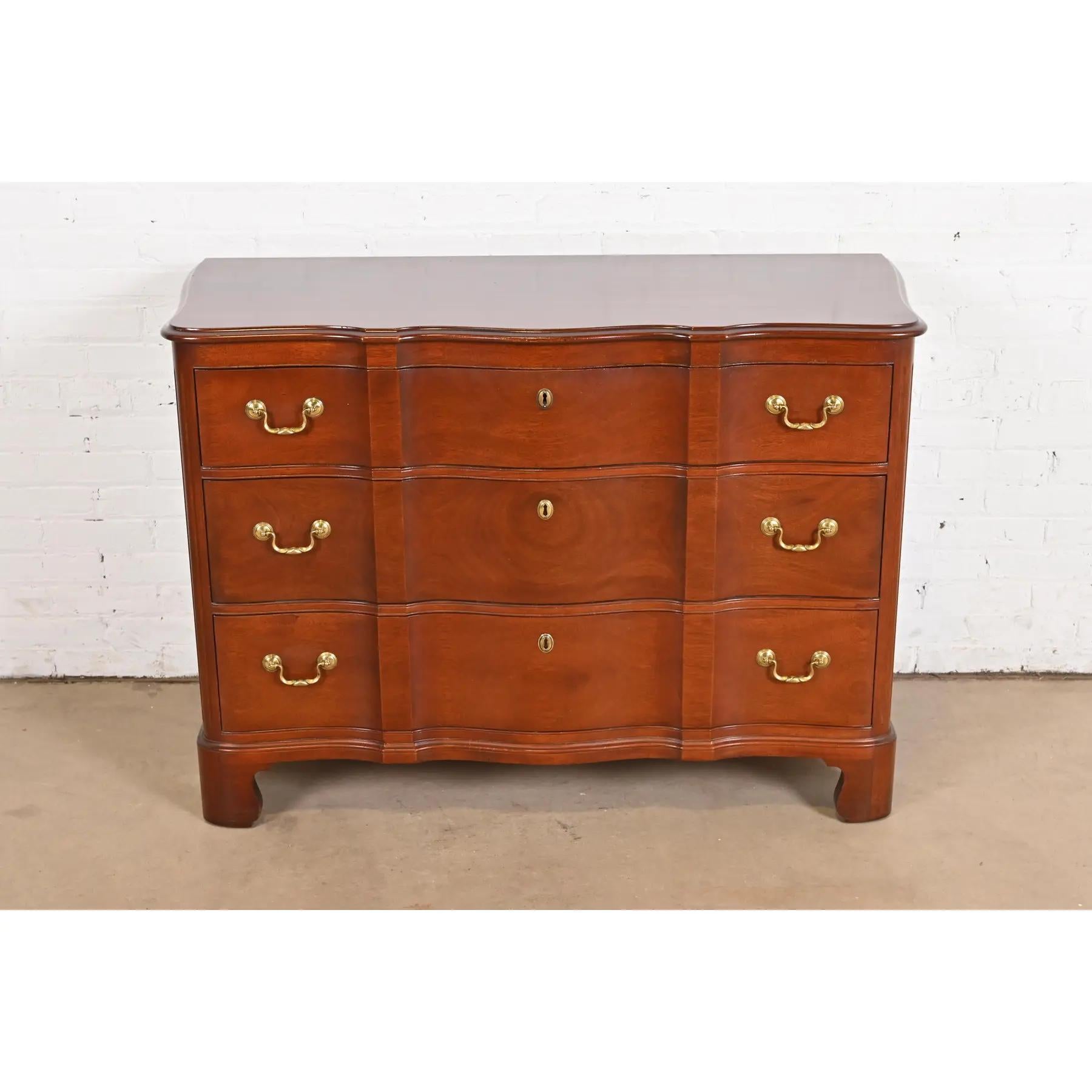 Eine prächtige Kommode mit drei Schubladen im georgianischen oder Chippendale-Stil

Nach dem Vorbild von Baker Furniture

USA, ca. 1980er Jahre

Schönes geschnitztes massives Mahagoni, mit originalen Messingbeschlägen.

Maße: 48 