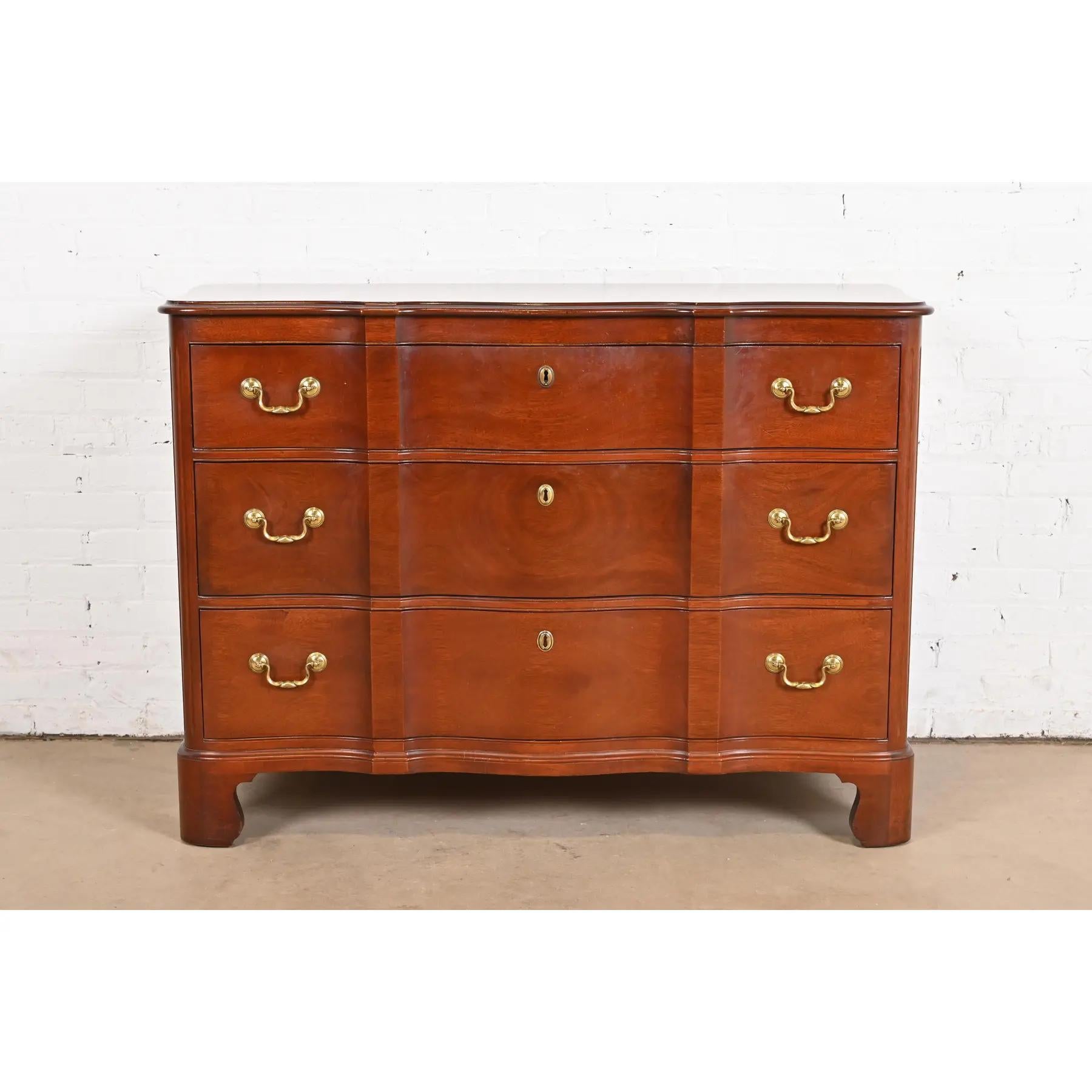 Georgianische geschnitzte Kommode aus massivem Mahagoni im Baker Furniture-Stil (amerikanisch) im Angebot