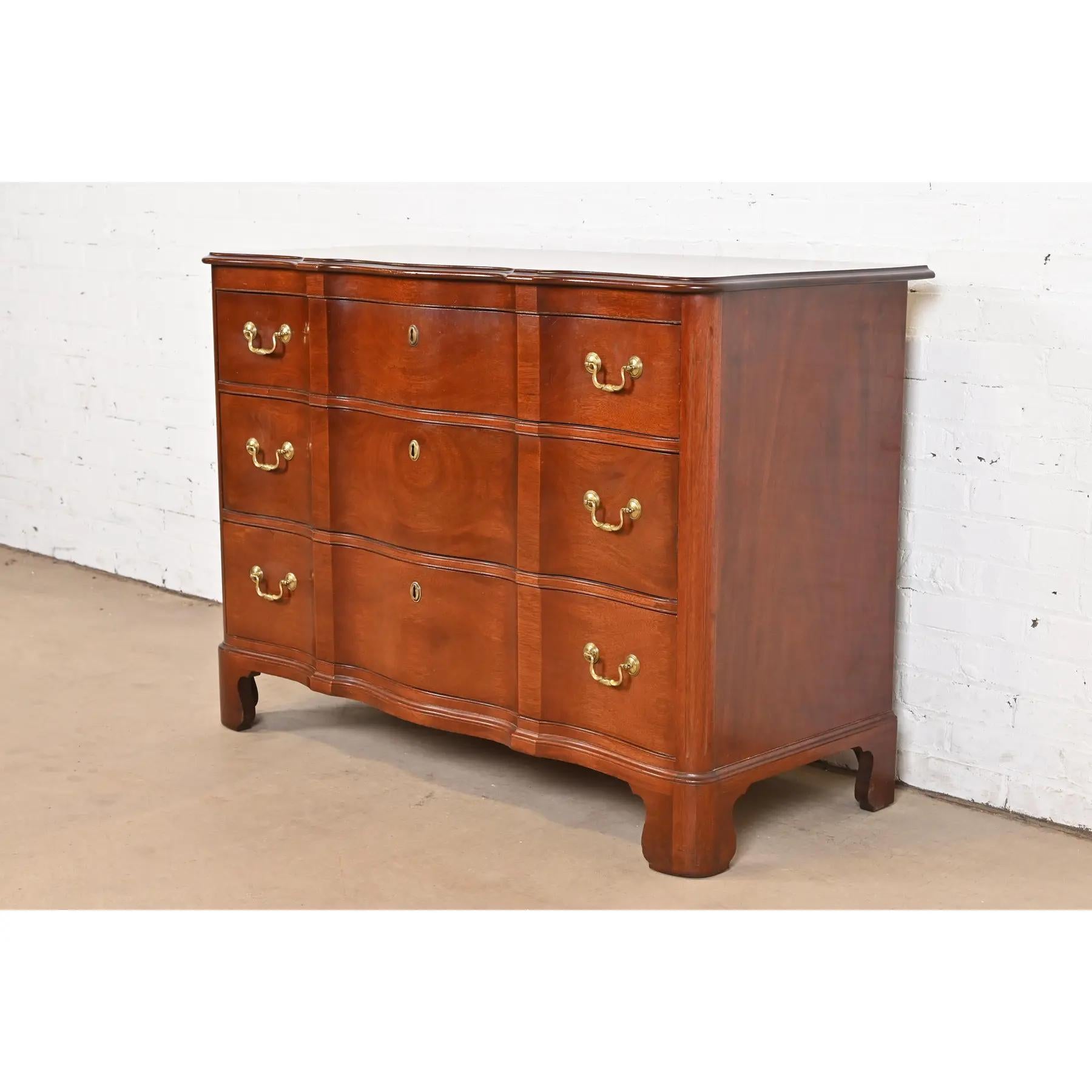 Georgianische geschnitzte Kommode aus massivem Mahagoni im Baker Furniture-Stil im Zustand „Gut“ im Angebot in South Bend, IN
