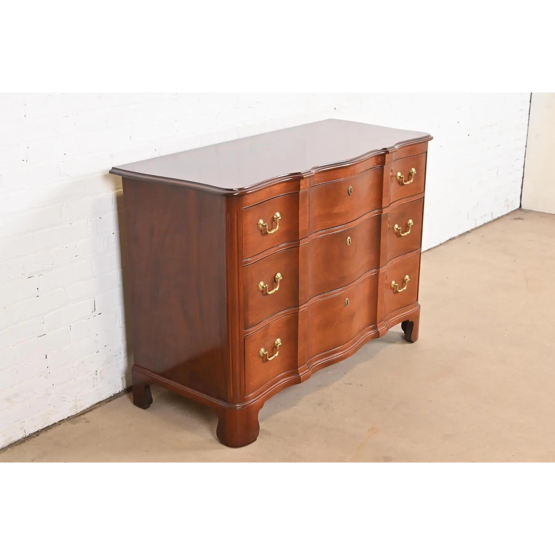 Georgianische geschnitzte Kommode aus massivem Mahagoni im Baker Furniture-Stil (Ende des 20. Jahrhunderts) im Angebot