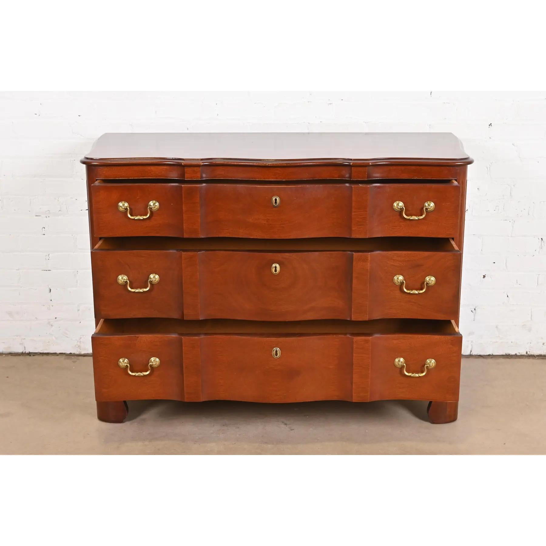 Georgianische geschnitzte Kommode aus massivem Mahagoni im Baker Furniture-Stil (Messing) im Angebot