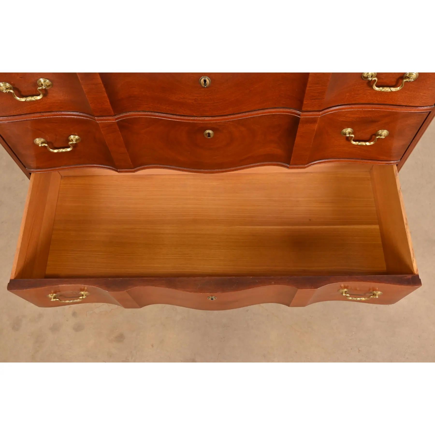 Georgianische geschnitzte Kommode aus massivem Mahagoni im Baker Furniture-Stil im Angebot 1