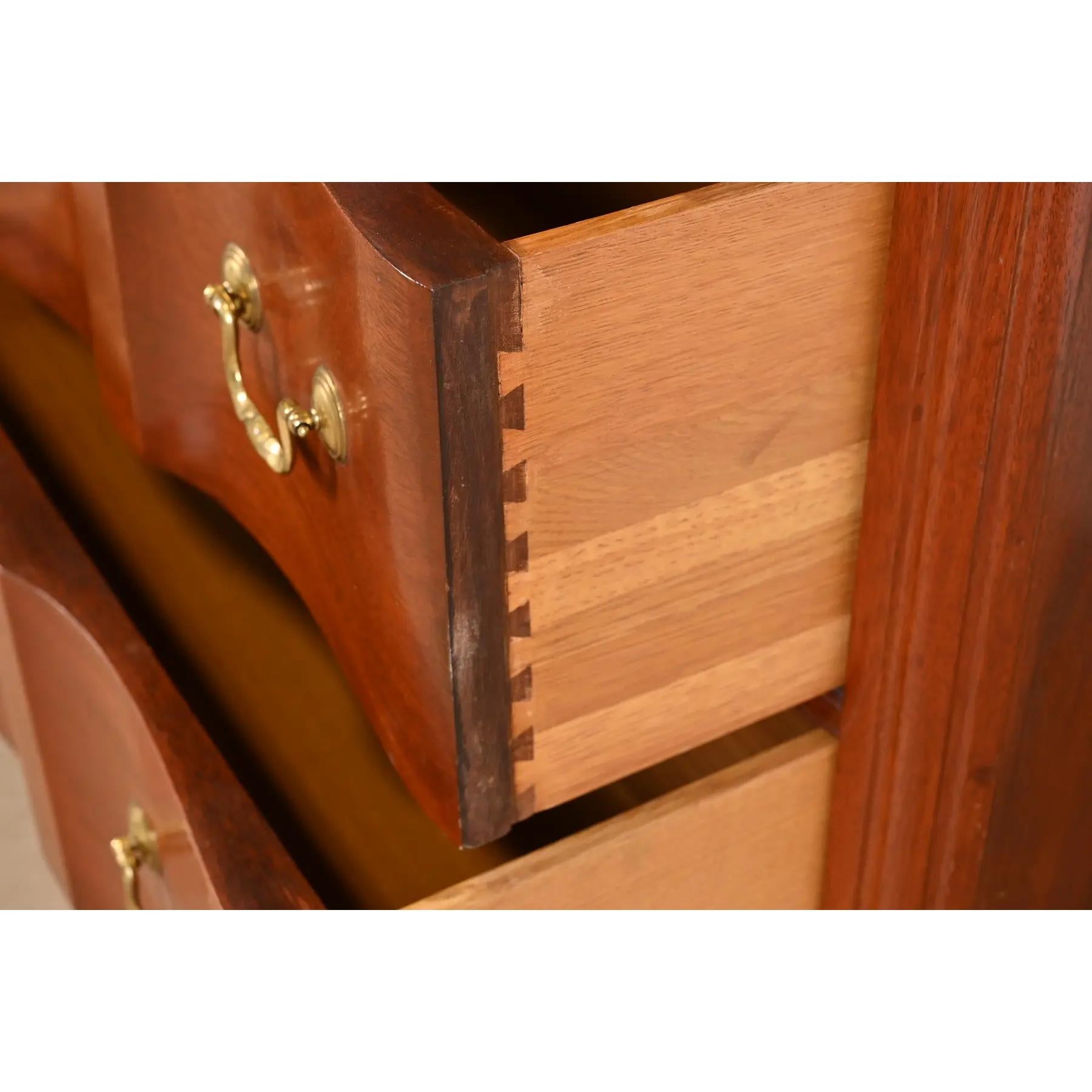 Georgianische geschnitzte Kommode aus massivem Mahagoni im Baker Furniture-Stil im Angebot 2