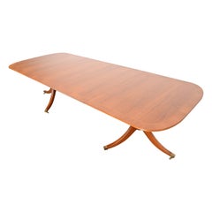 Table de salle à manger géorgienne à double piédestal en cerisier de style Baker Furniture, revernie