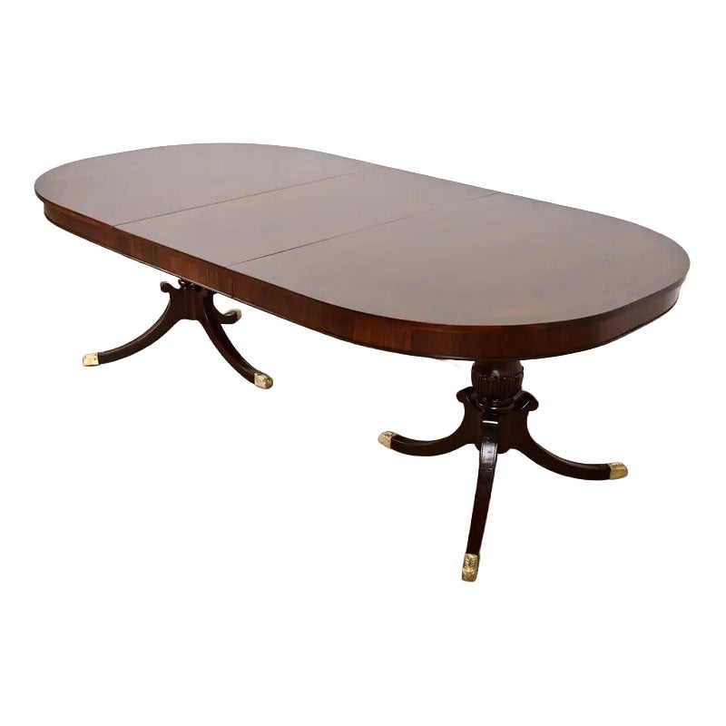 Baker Furniture Style Georgian Table de salle à manger à rallonge, nouvellement repeinte