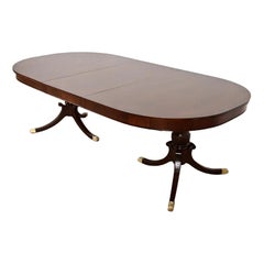 Baker Furniture Style Georgian Table de salle à manger à rallonge, nouvellement repeinte