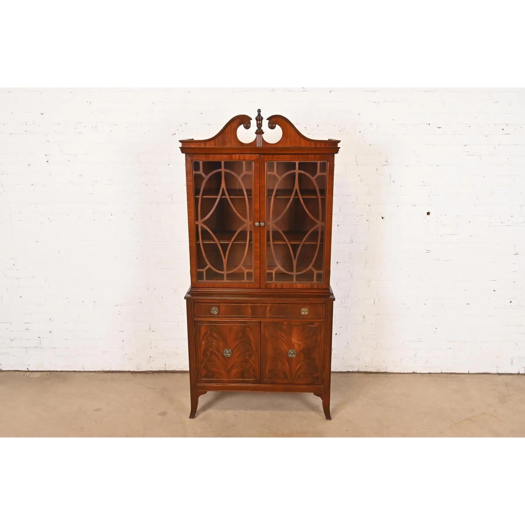 Baker Furniture Style Georgian Flame Mahagoni Breakfront Bücherregal Kabinett (amerikanisch) im Angebot