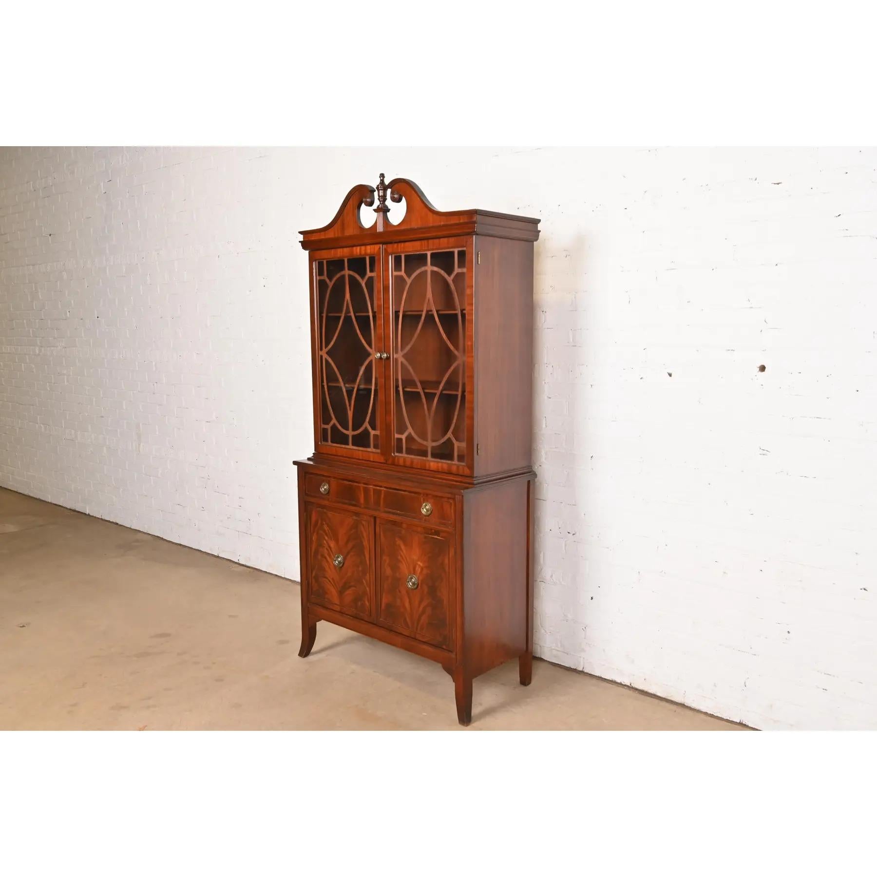 Baker Furniture Style Georgian Flame Mahagoni Breakfront Bücherregal Kabinett im Zustand „Gut“ im Angebot in South Bend, IN