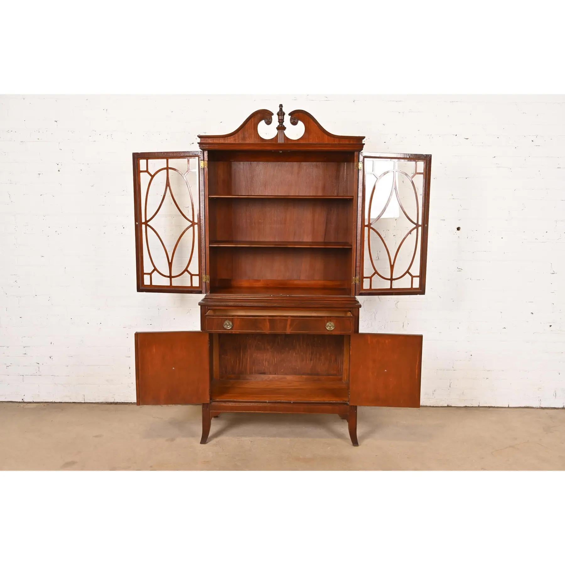 Baker Furniture Style Georgian Flame Mahagoni Breakfront Bücherregal Kabinett (Messing) im Angebot