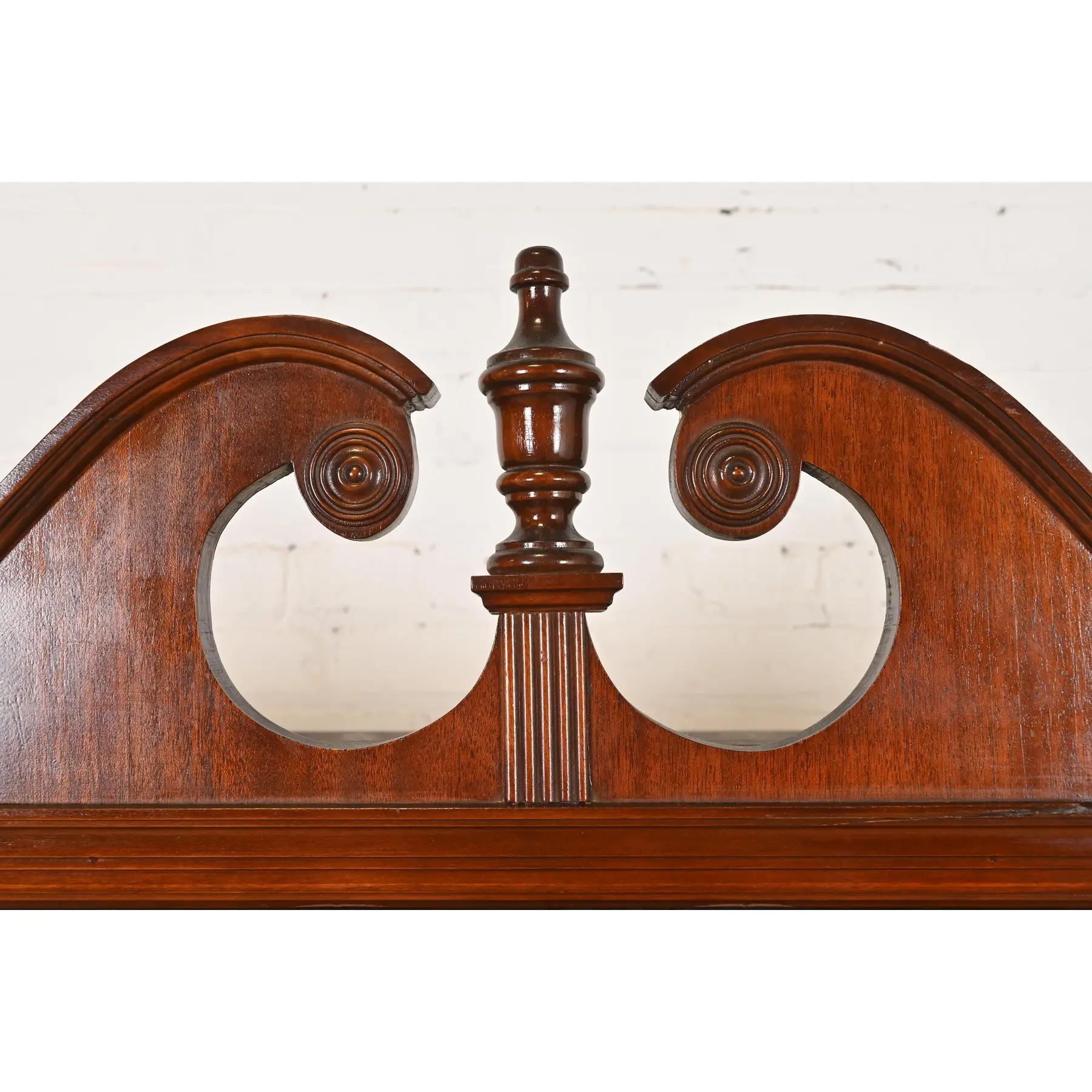 Baker Furniture Style Georgian Flame Mahagoni Breakfront Bücherregal Kabinett im Angebot 1
