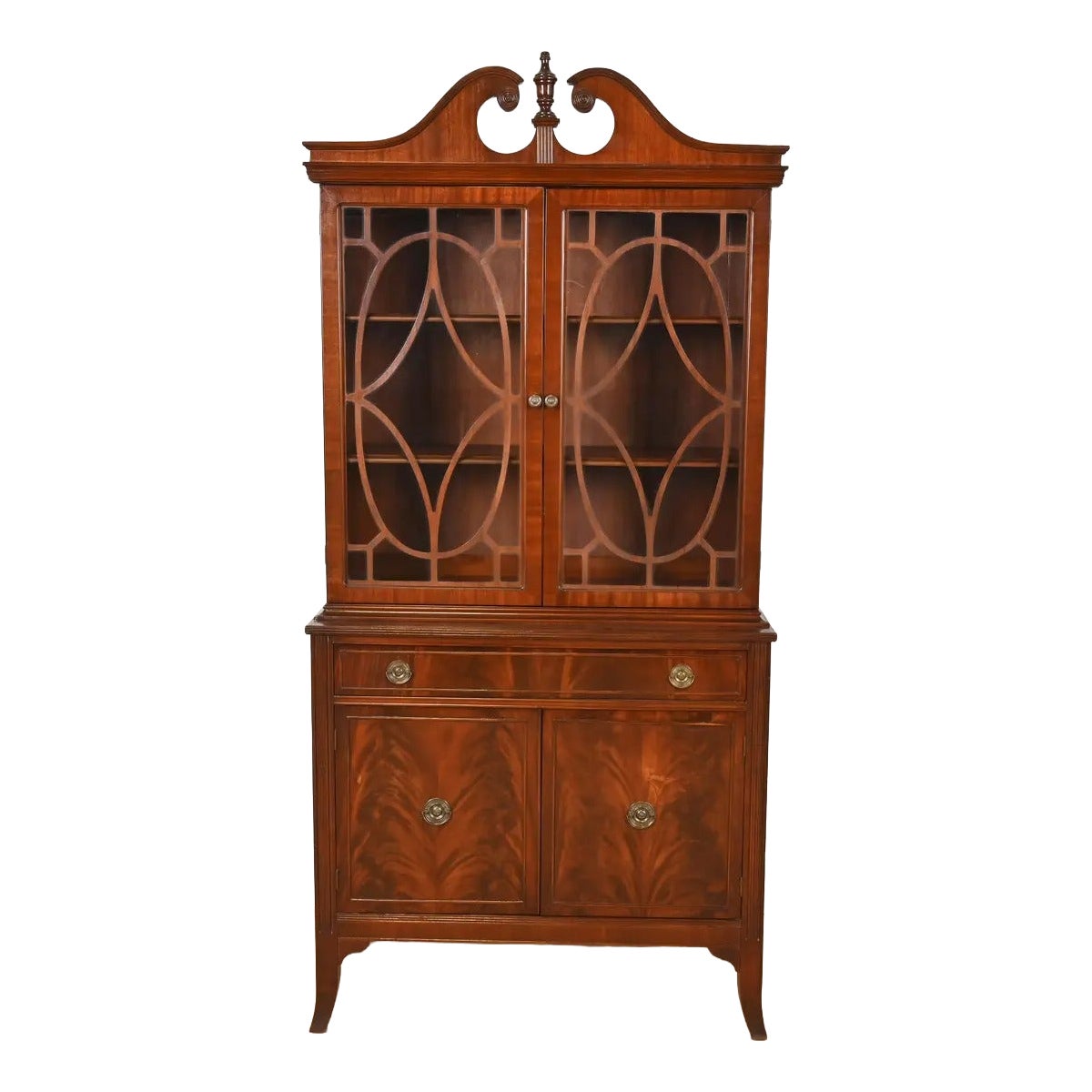 Baker Furniture Style Georgian Flame Mahagoni Breakfront Bücherregal Kabinett im Angebot