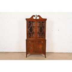 Baker Furniture Style Georgian Flame Mahagoni Breakfront Bücherregal Kabinett
