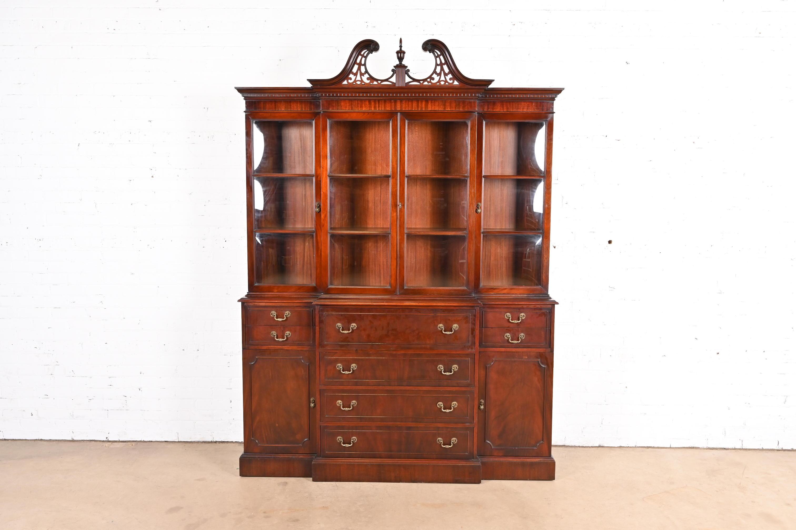 Una splendida libreria o un mobile da pranzo in stile georgiano o Chippendale con scrivania a ribalta.

Alla maniera di Baker Furniture

USA, circa metà del XX secolo

Splendido mogano a fiamma abbinato al libro, con ante in vetro a bolla, scrittoio
