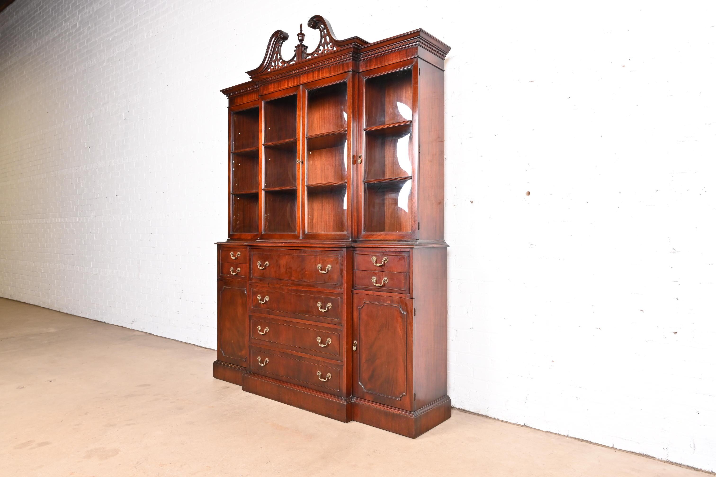 Georgiano Libreria a ribalta in stile Baker Furniture in mogano fiammato georgiano con vetro a bolle d'aria in vendita