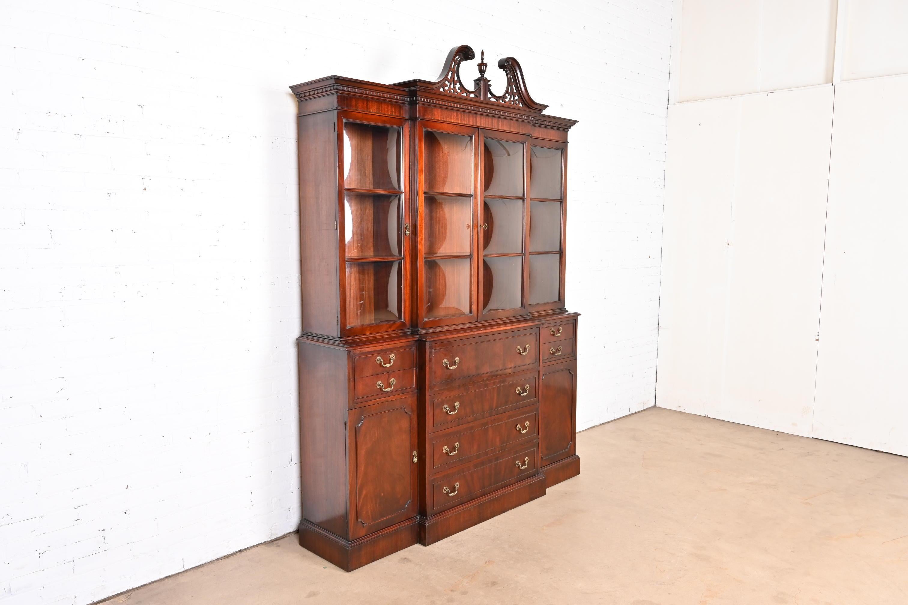 Americano Libreria a ribalta in stile Baker Furniture in mogano fiammato georgiano con vetro a bolle d'aria in vendita