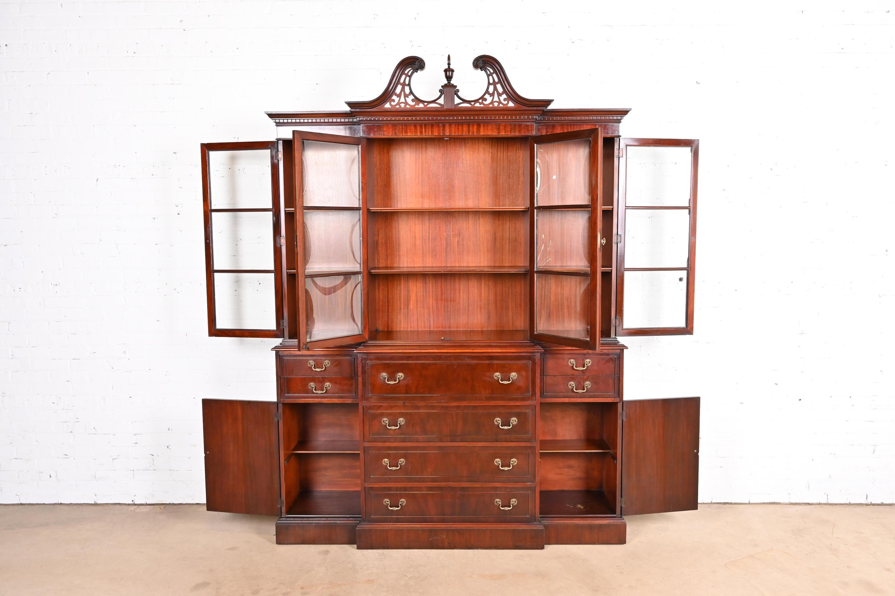 Libreria a ribalta in stile Baker Furniture in mogano fiammato georgiano con vetro a bolle d'aria In condizioni buone in vendita a South Bend, IN