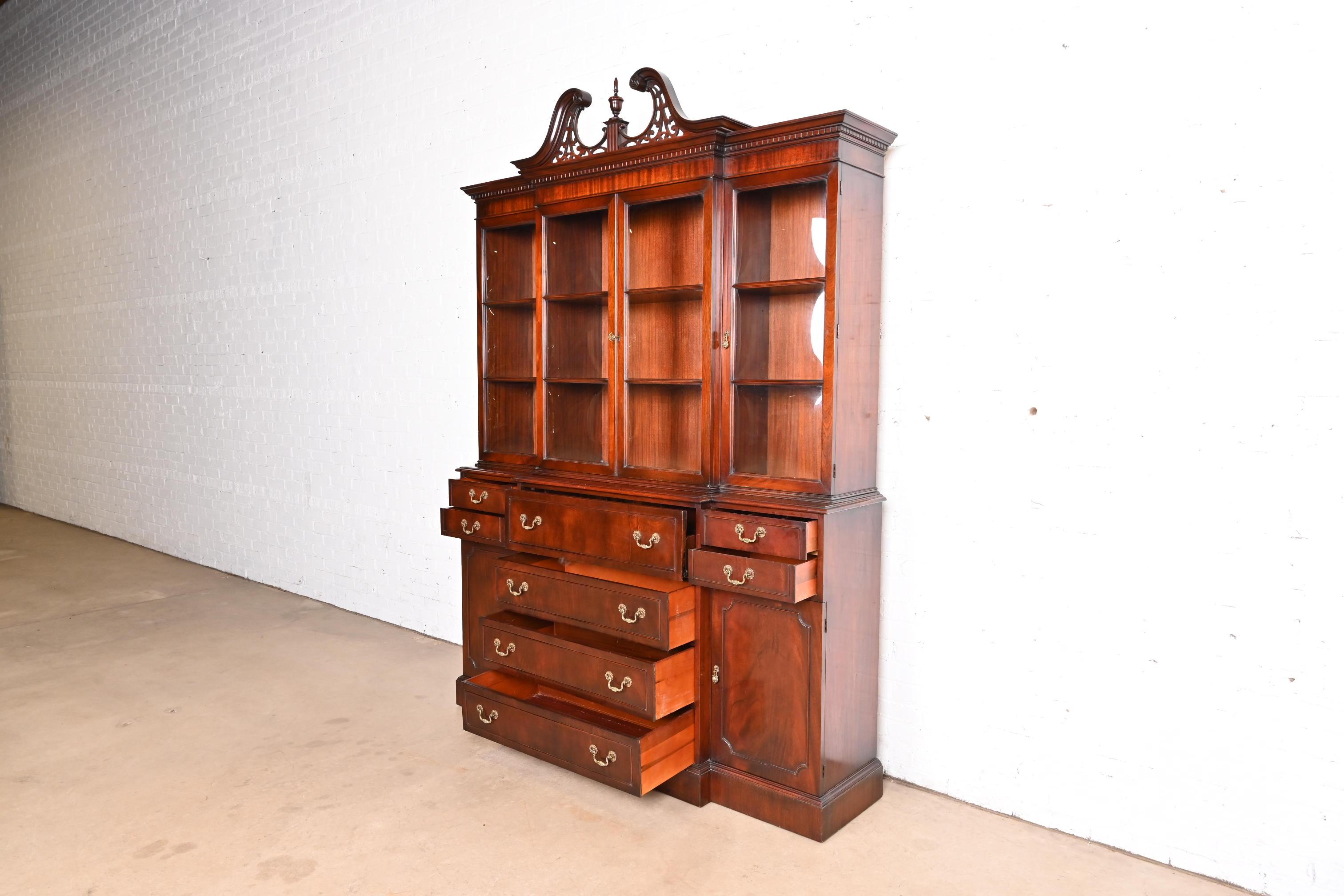 XX secolo Libreria a ribalta in stile Baker Furniture in mogano fiammato georgiano con vetro a bolle d'aria in vendita