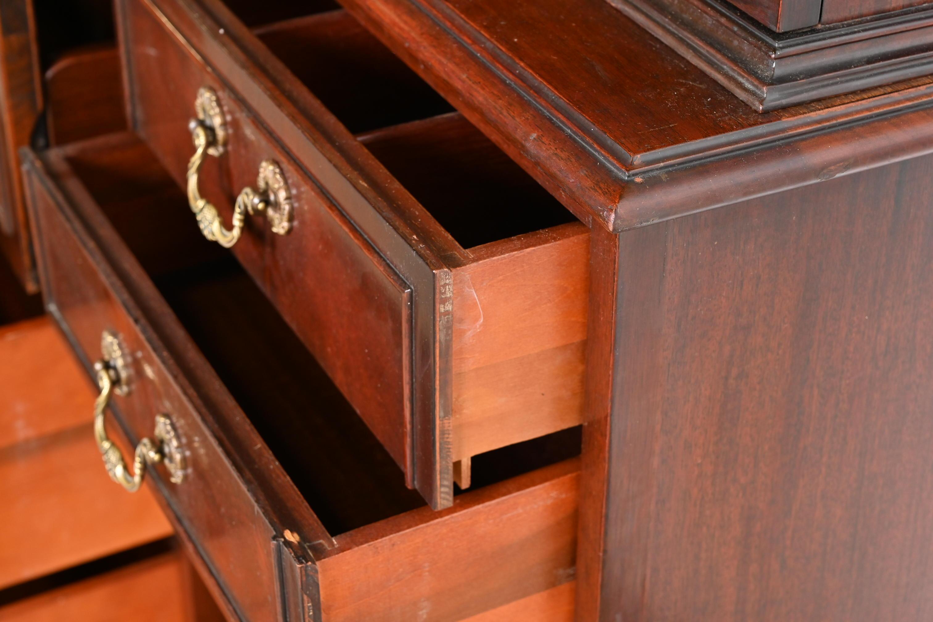 Ottone Libreria a ribalta in stile Baker Furniture in mogano fiammato georgiano con vetro a bolle d'aria in vendita