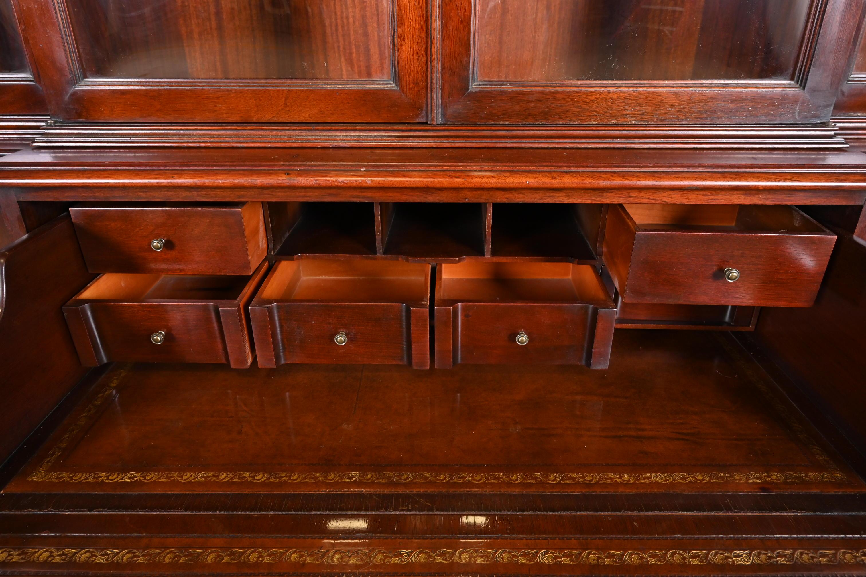 Libreria a ribalta in stile Baker Furniture in mogano fiammato georgiano con vetro a bolle d'aria in vendita 1