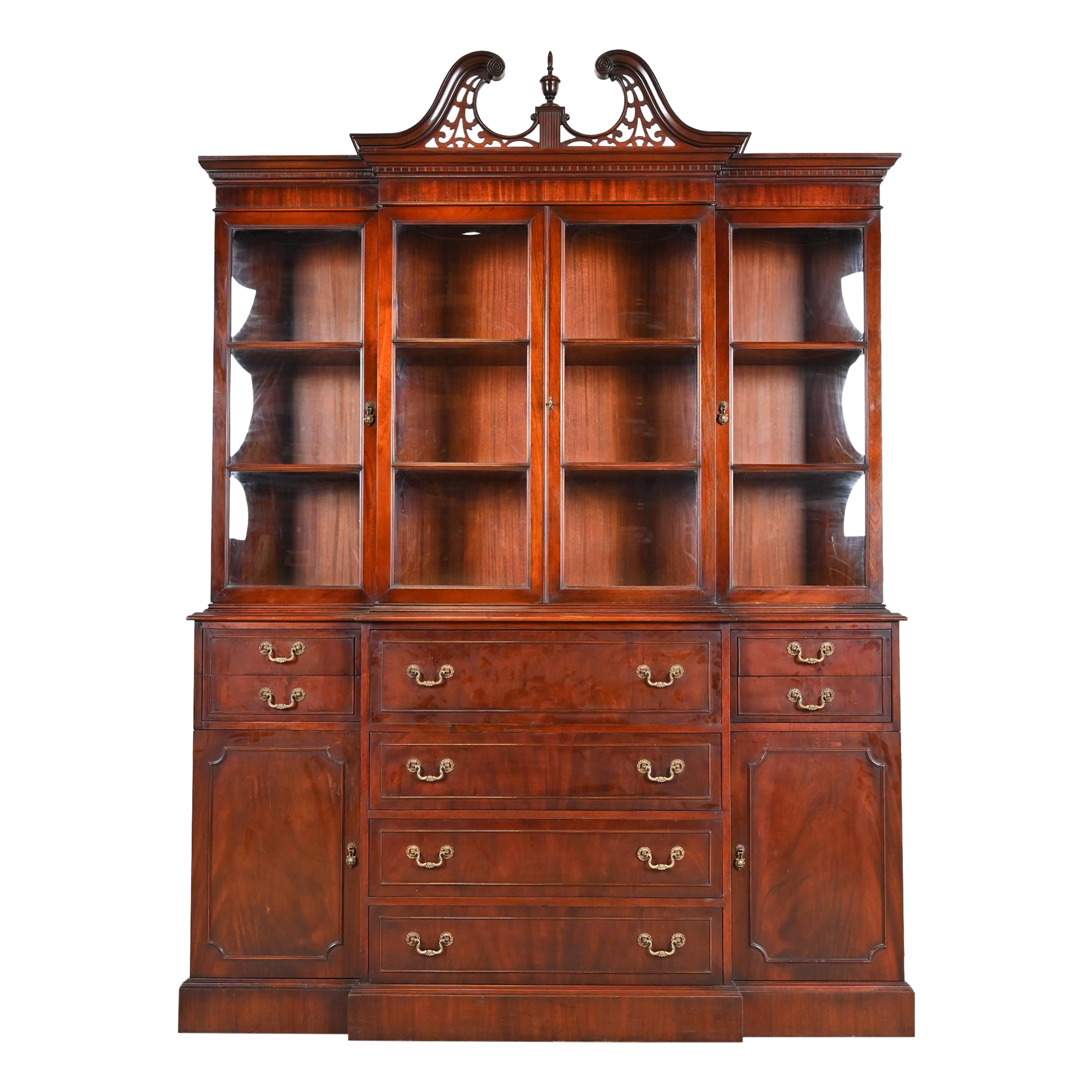 Bibliothèque de style Baker Furniture géorgien en acajou flamboyant et verre bullé en vente