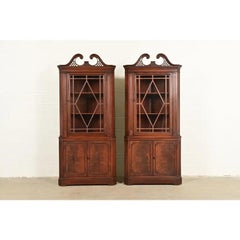 Armadietti d'angolo in mogano a fiamma georgiana in stile Baker Furniture, coppia
