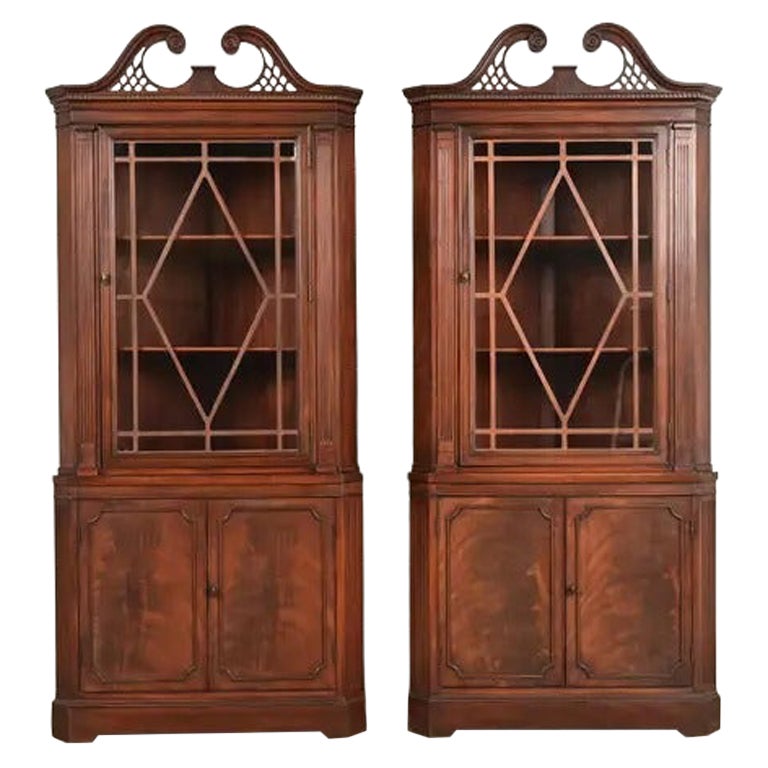 Baker Furniture Style Georgian Flame Mahogany Corner Cabinets, Pair For Sale