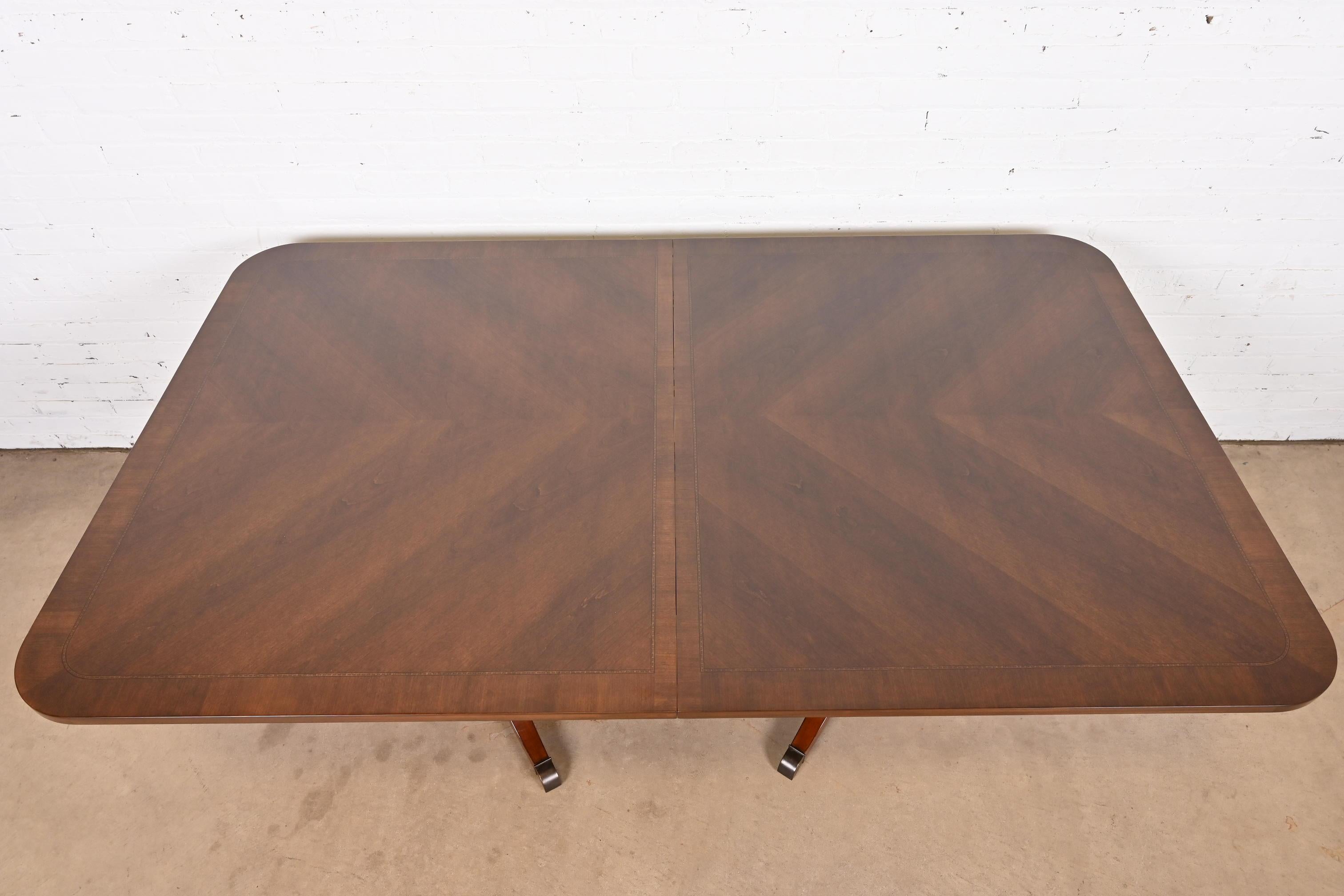 Table de salle à manger géorgienne à double piédestal en bois de cerisier marqueté de style Baker Furniture en vente 3