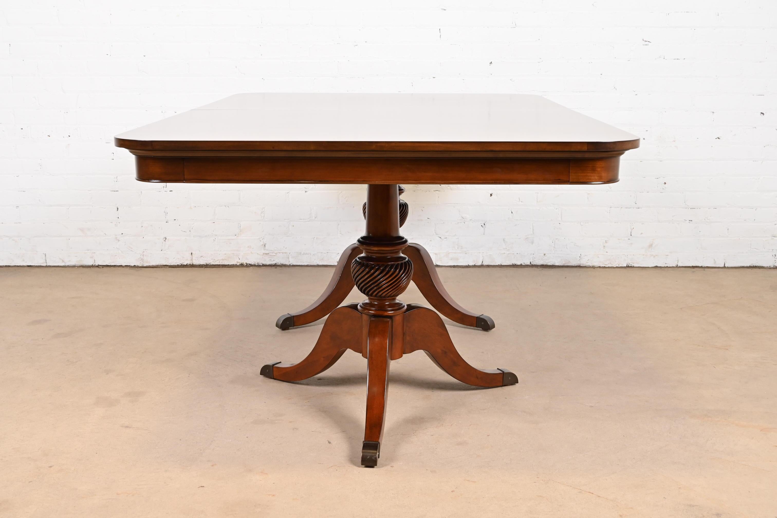 Table de salle à manger géorgienne à double piédestal en bois de cerisier marqueté de style Baker Furniture en vente 4