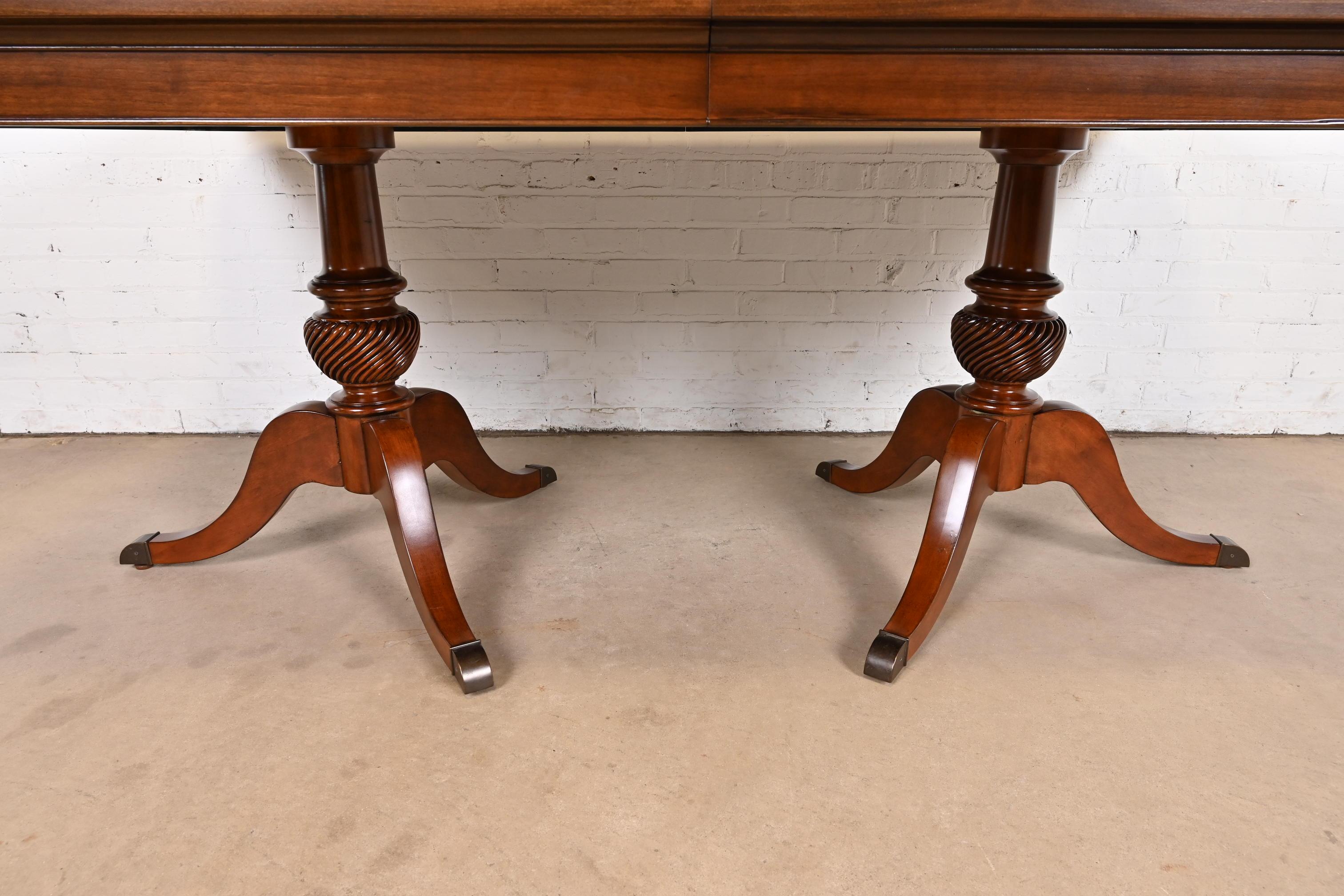 Table de salle à manger géorgienne à double piédestal en bois de cerisier marqueté de style Baker Furniture en vente 5