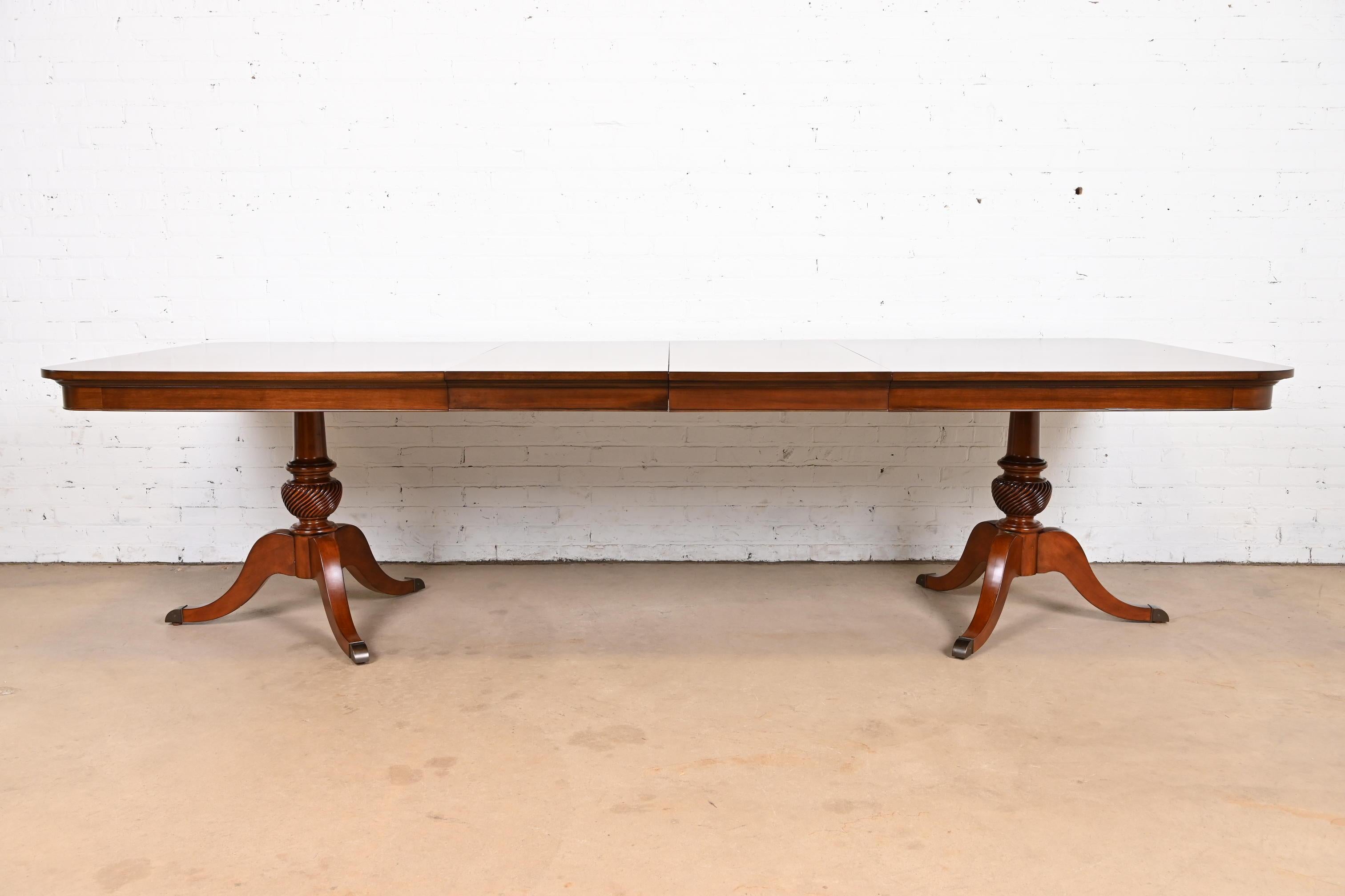 Américain Table de salle à manger géorgienne à double piédestal en bois de cerisier marqueté de style Baker Furniture en vente