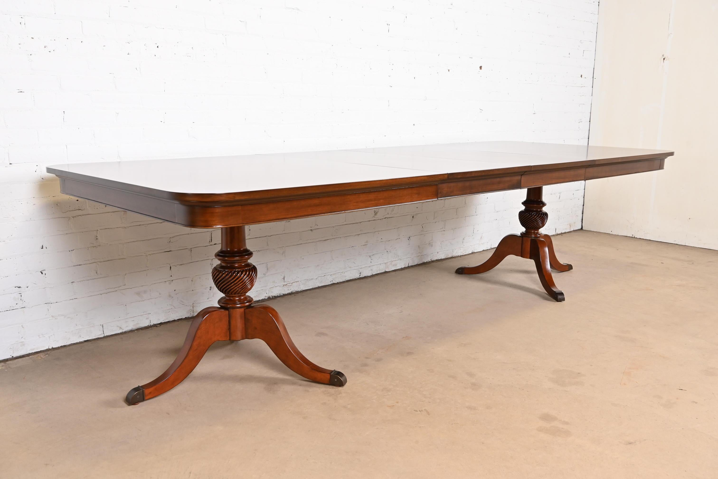 Table de salle à manger géorgienne à double piédestal en bois de cerisier marqueté de style Baker Furniture Bon état - En vente à South Bend, IN
