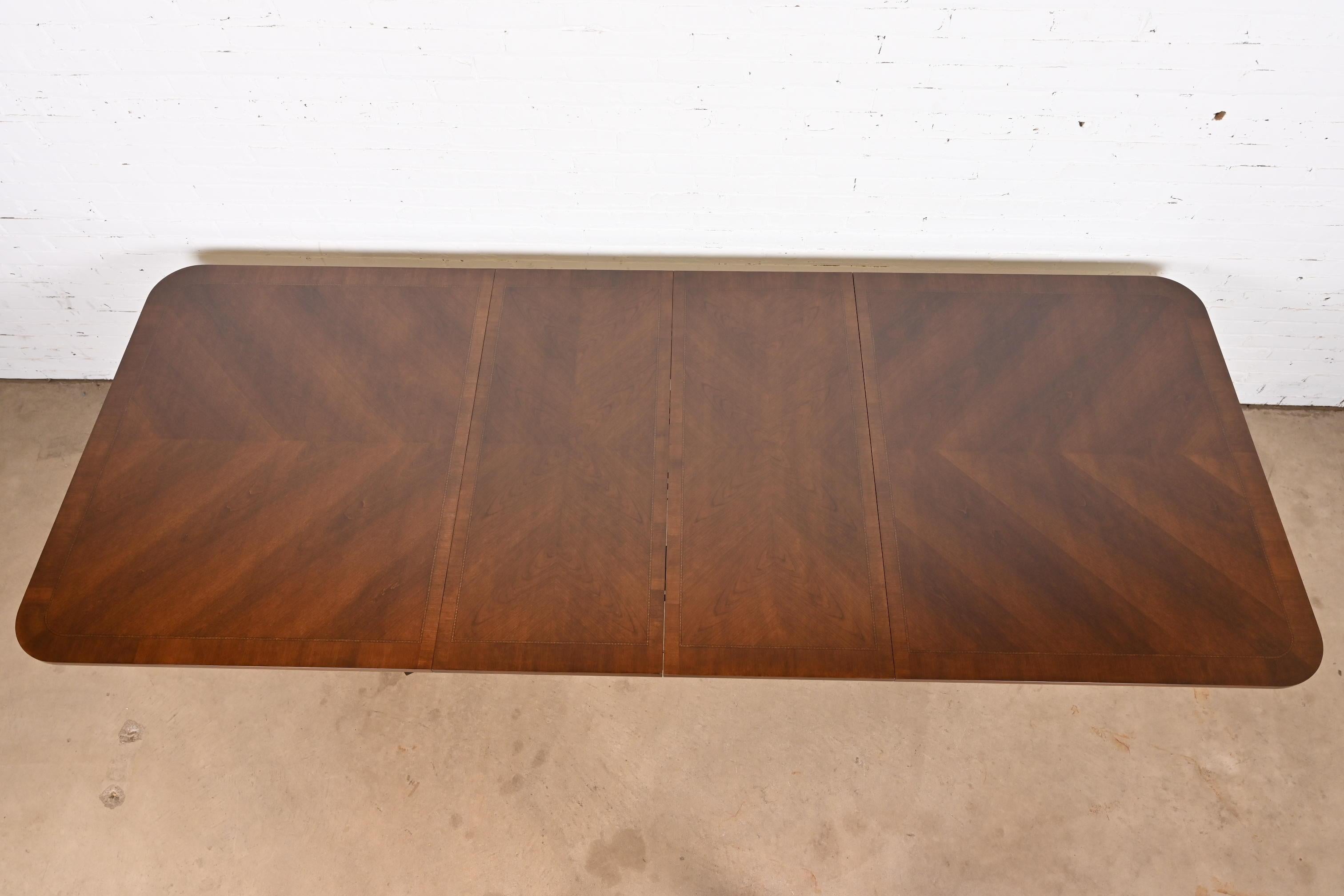 Fin du 20e siècle Table de salle à manger géorgienne à double piédestal en bois de cerisier marqueté de style Baker Furniture en vente