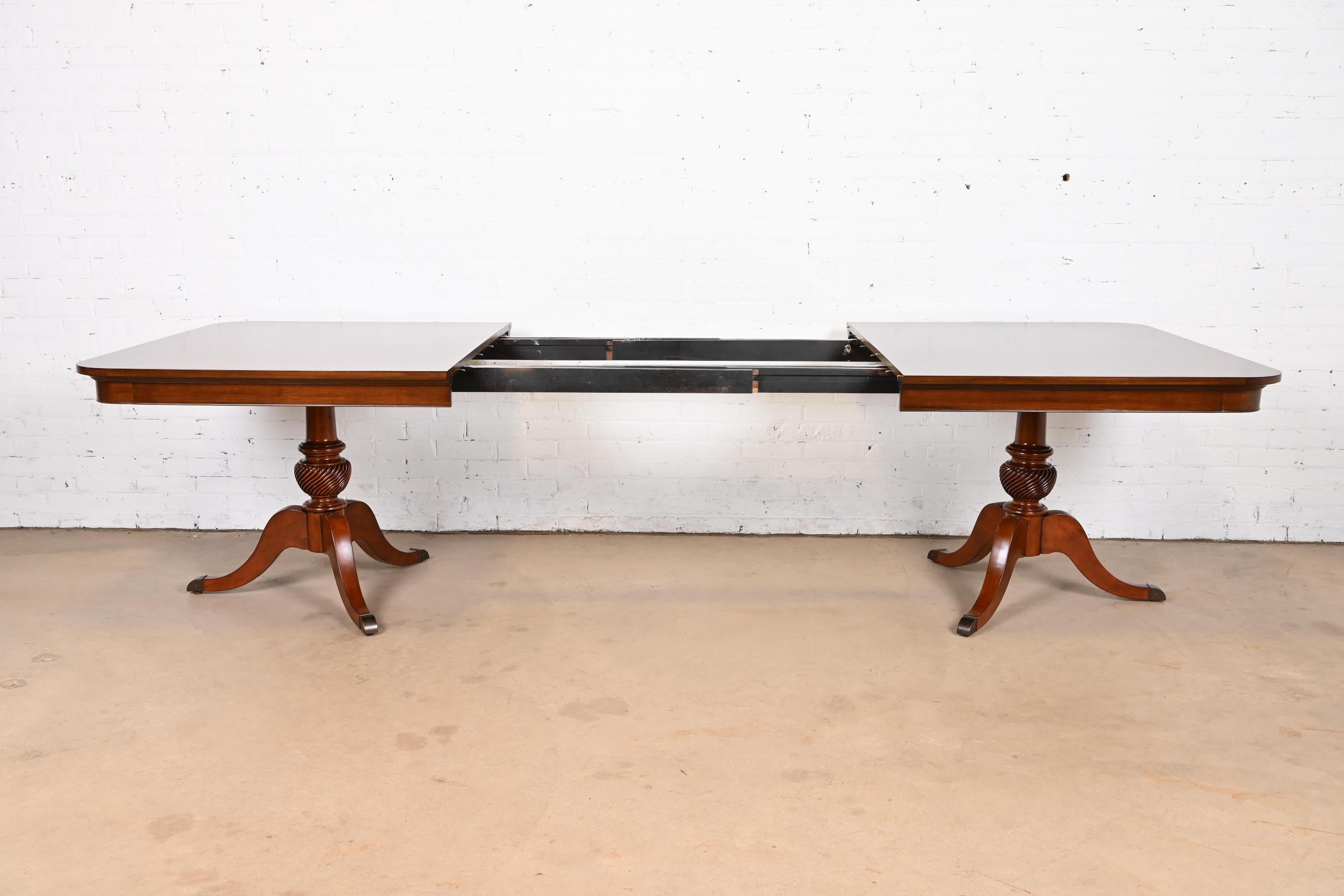 Laiton Table de salle à manger géorgienne à double piédestal en bois de cerisier marqueté de style Baker Furniture en vente