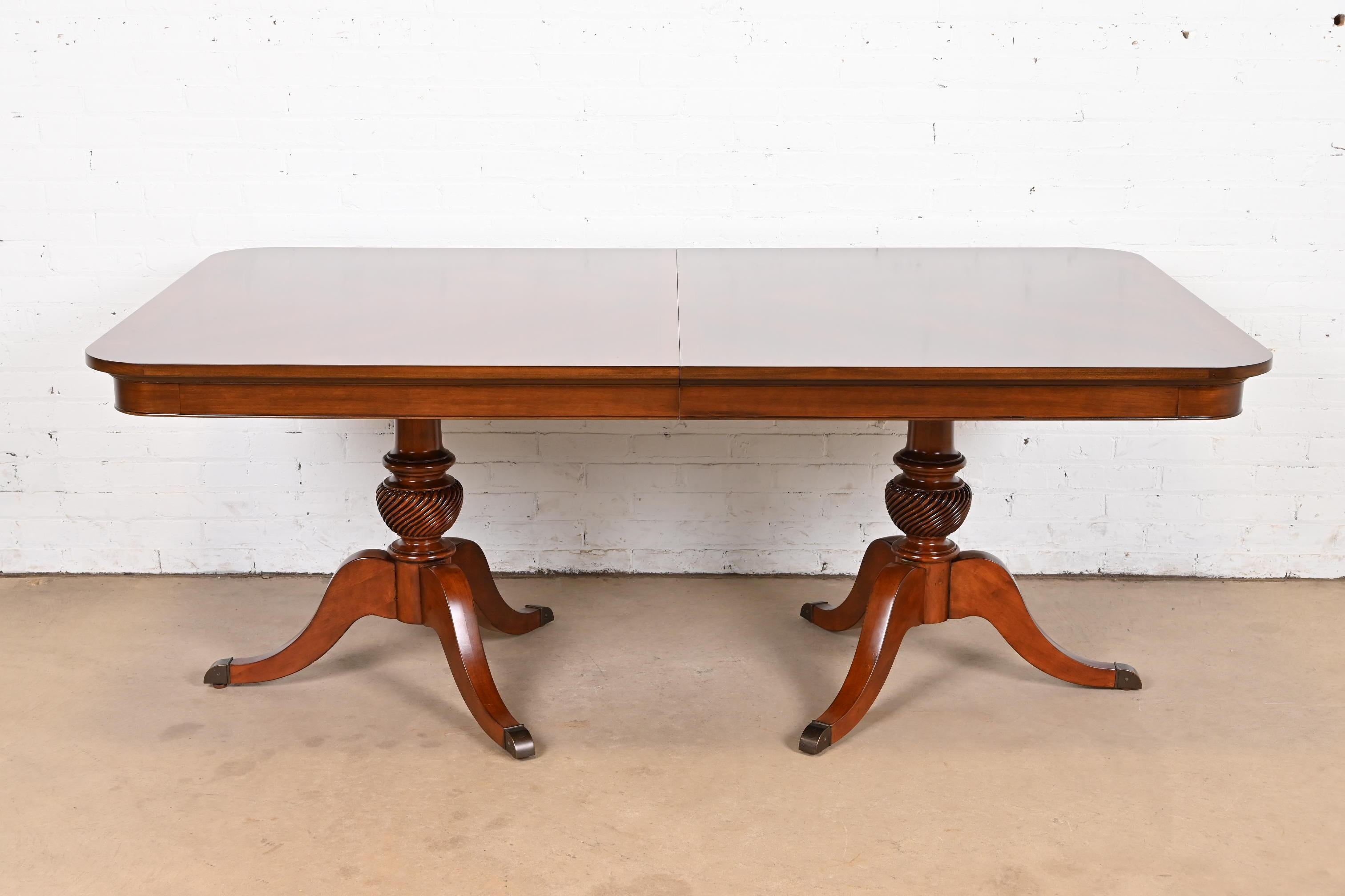 Table de salle à manger géorgienne à double piédestal en bois de cerisier marqueté de style Baker Furniture en vente 1