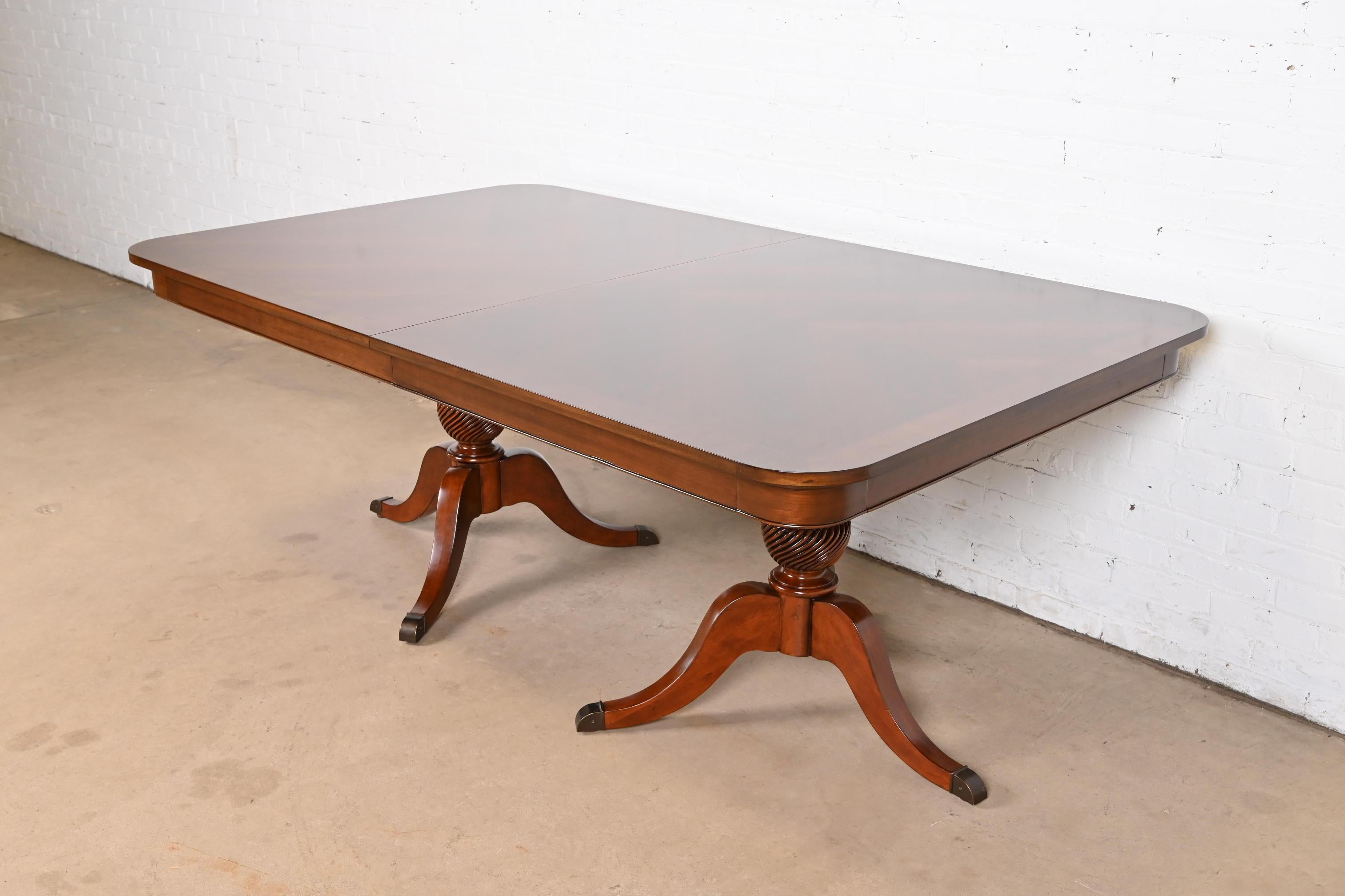 Table de salle à manger géorgienne à double piédestal en bois de cerisier marqueté de style Baker Furniture en vente 2