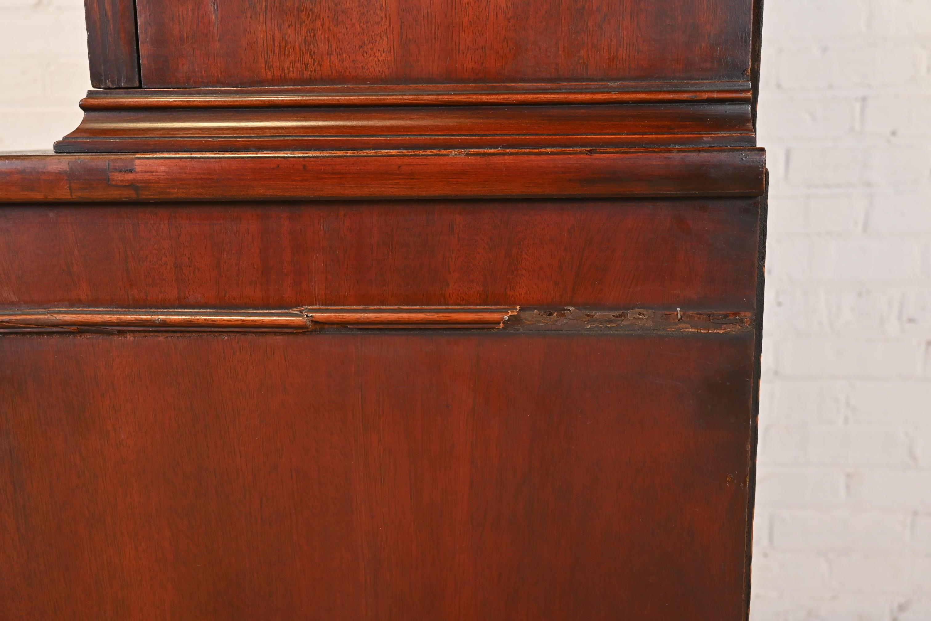 Libreria breakfront in mogano intarsiato a fiamma in stile georgiano di Baker Furniture in vendita 3