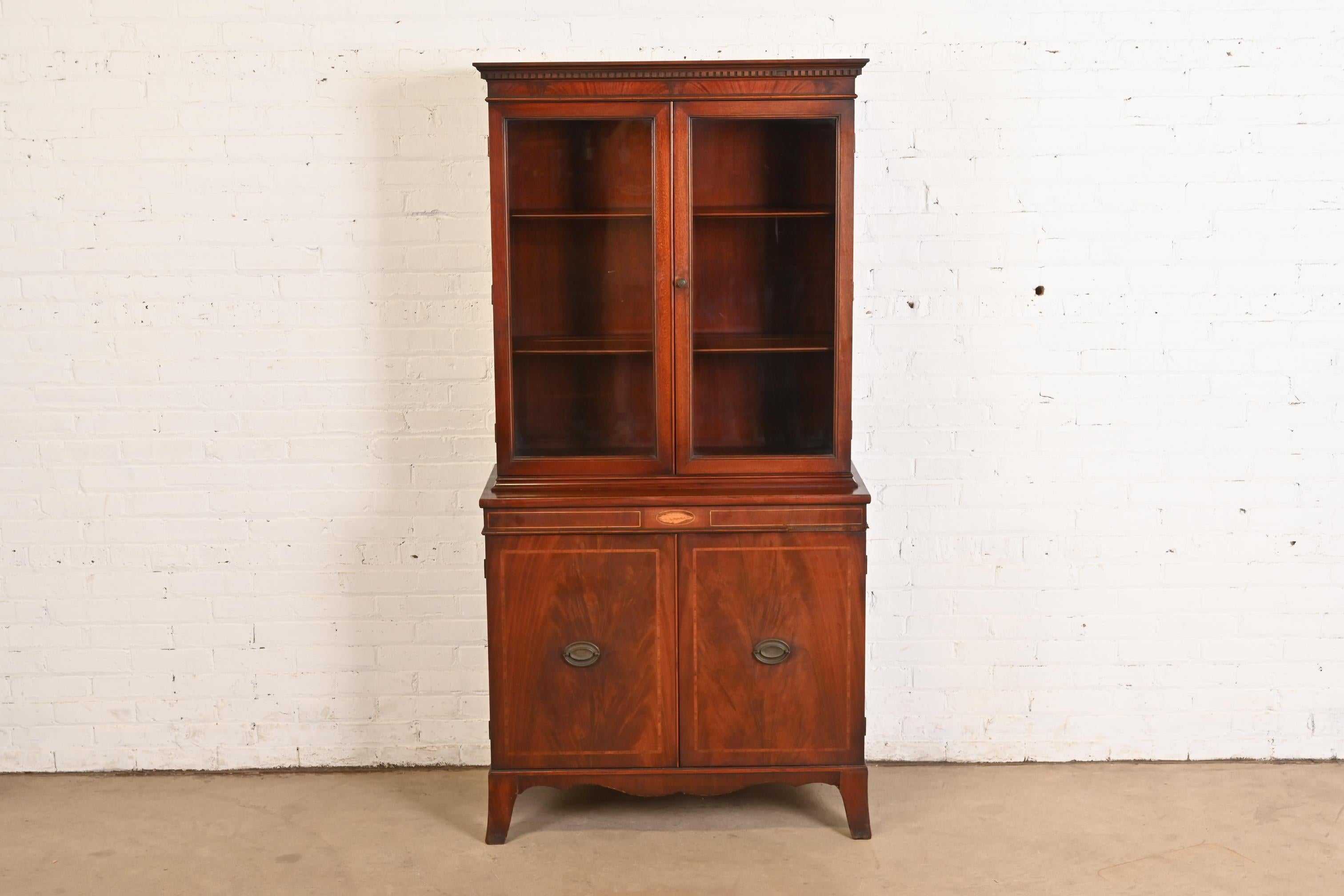 Georgiano Libreria breakfront in mogano intarsiato a fiamma in stile georgiano di Baker Furniture in vendita