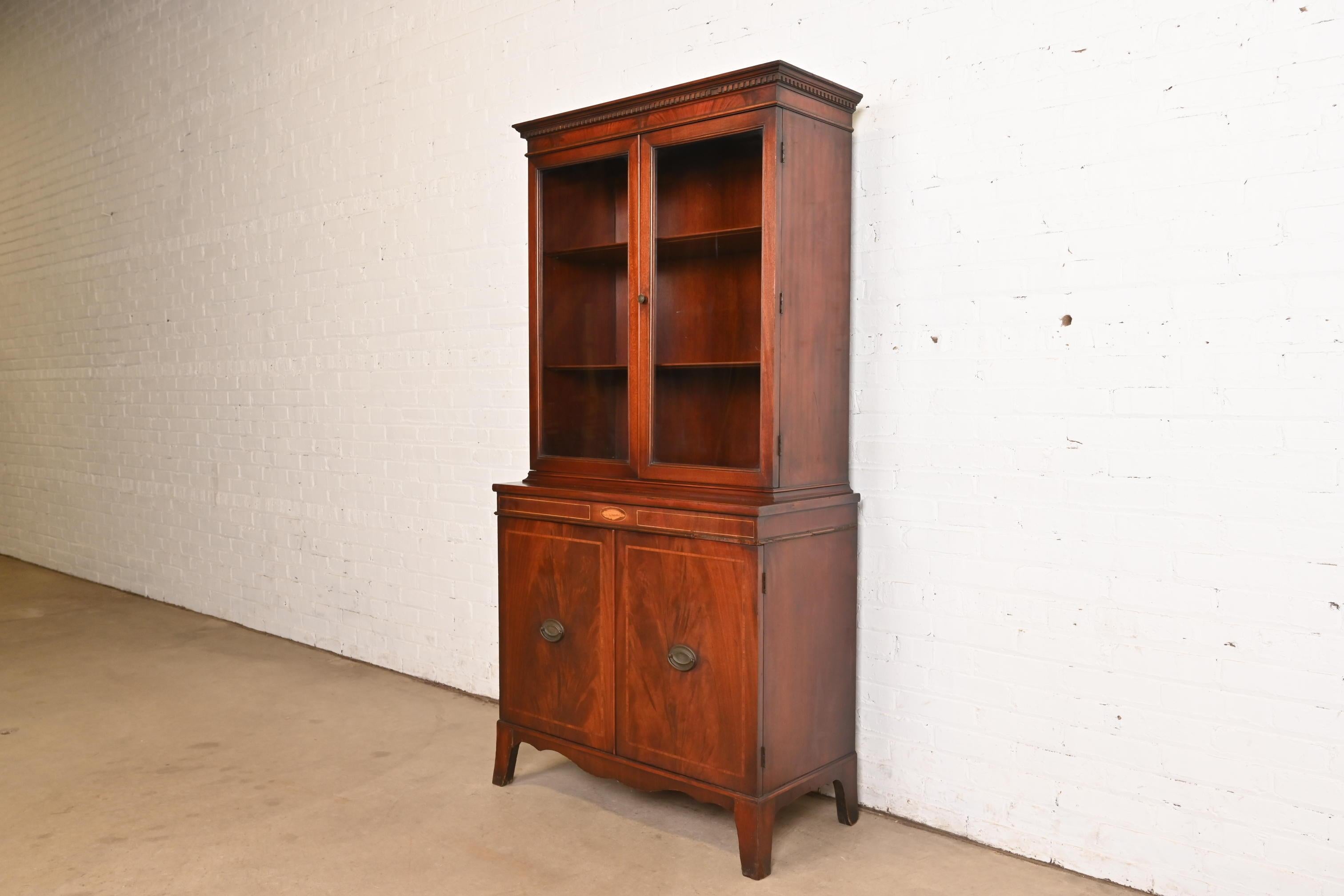 Americano Libreria breakfront in mogano intarsiato a fiamma in stile georgiano di Baker Furniture in vendita