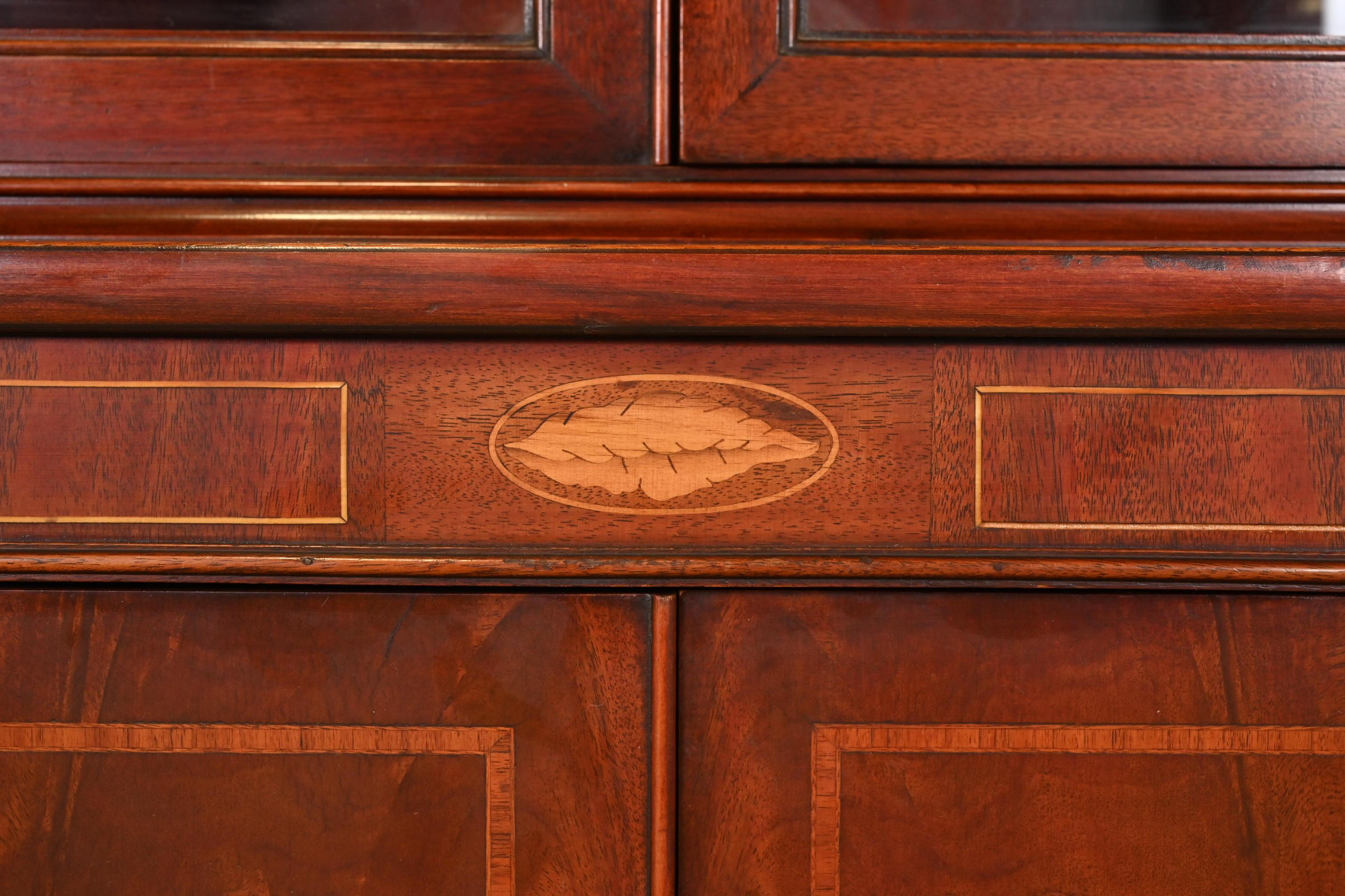 Libreria breakfront in mogano intarsiato a fiamma in stile georgiano di Baker Furniture in vendita 1